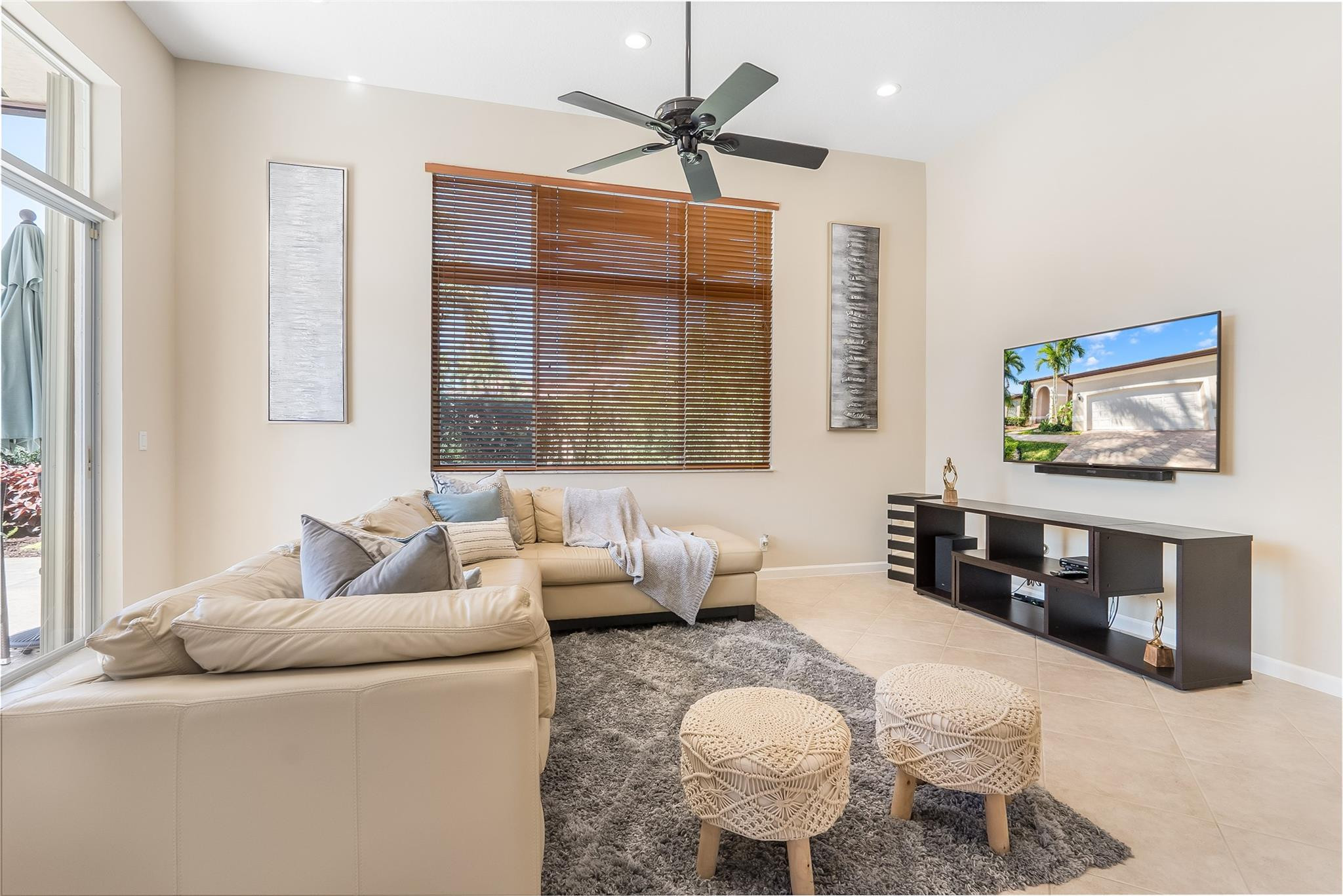 2553 Jardin Manor