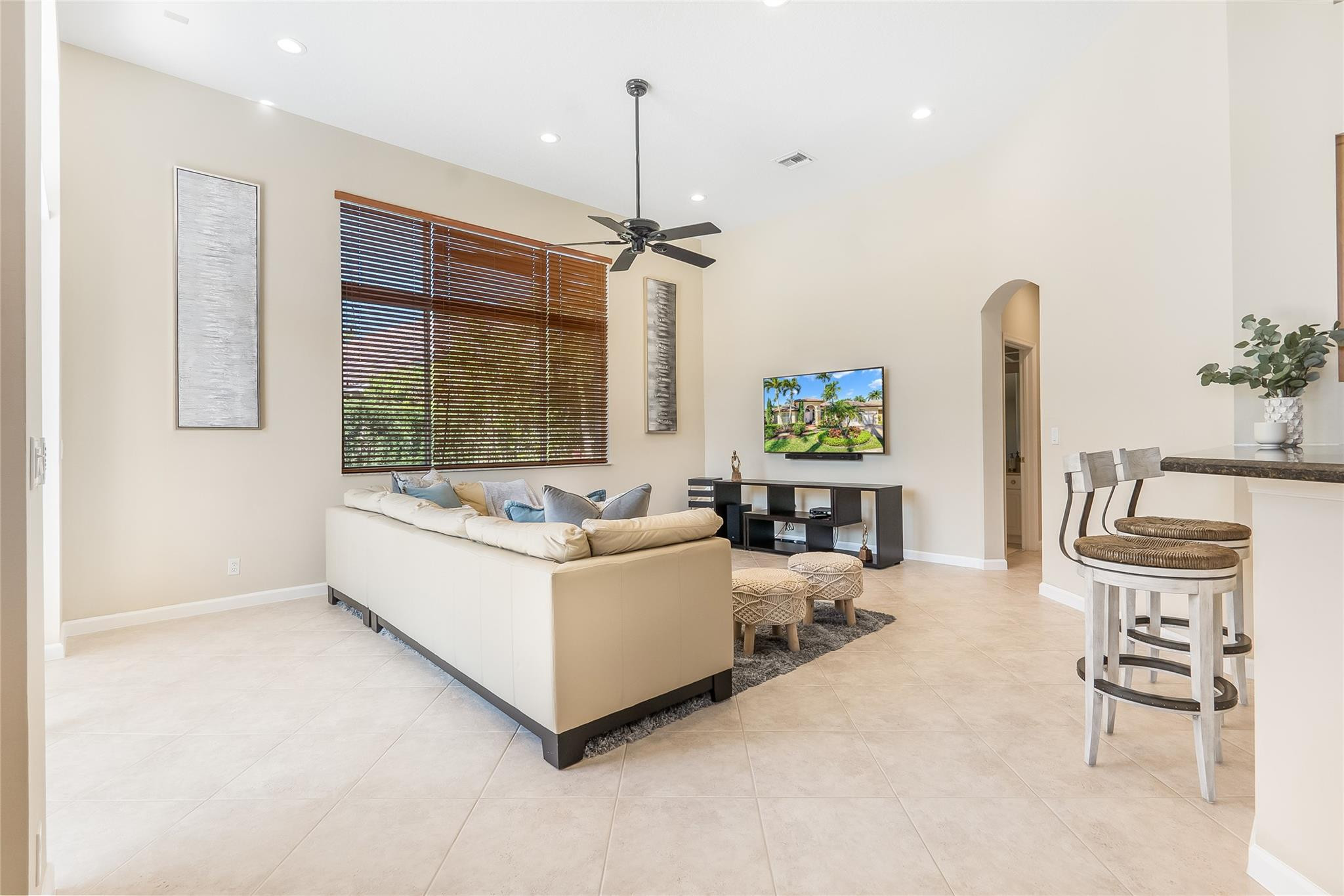 2553 Jardin Manor