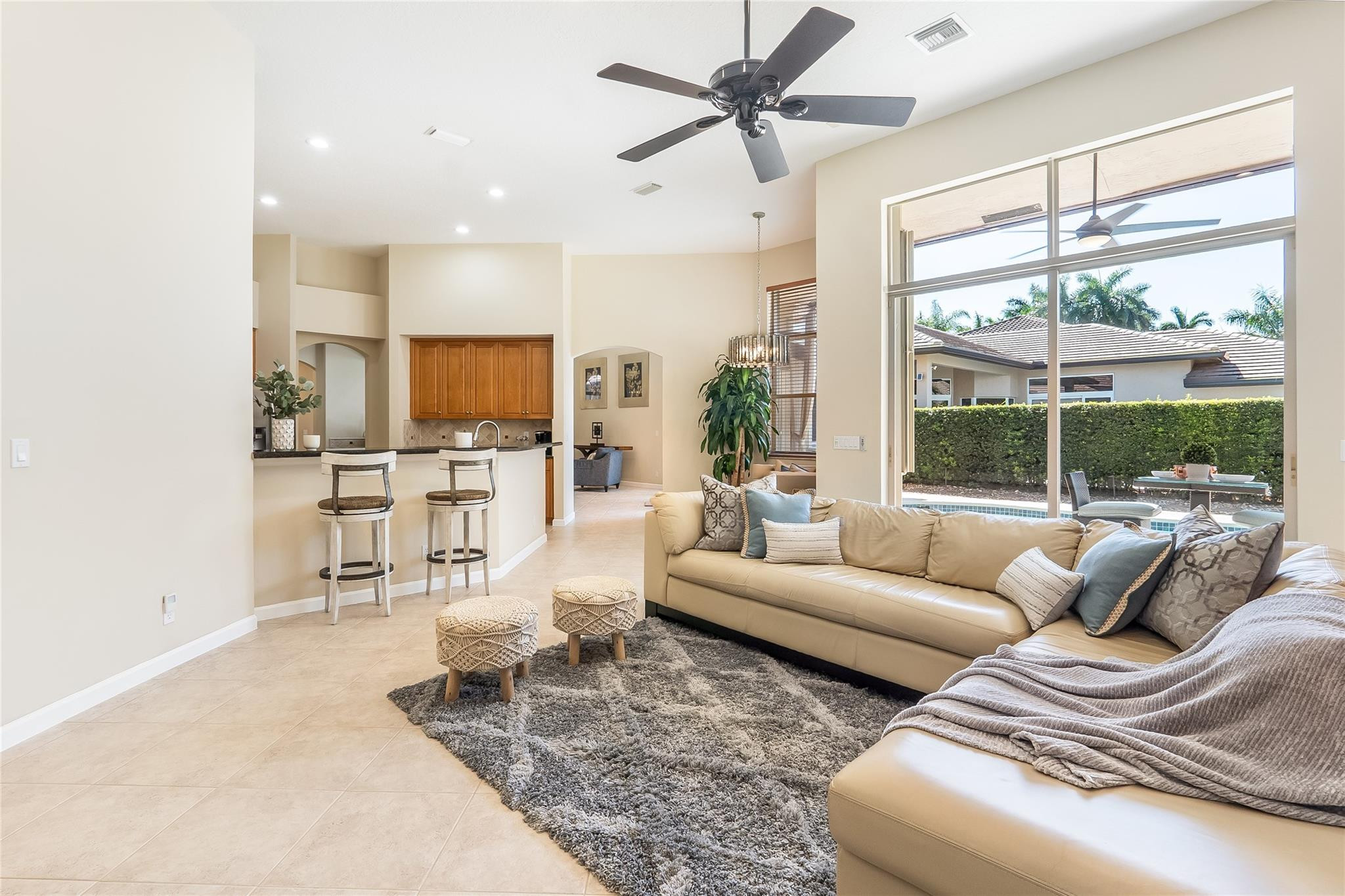 2553 Jardin Manor