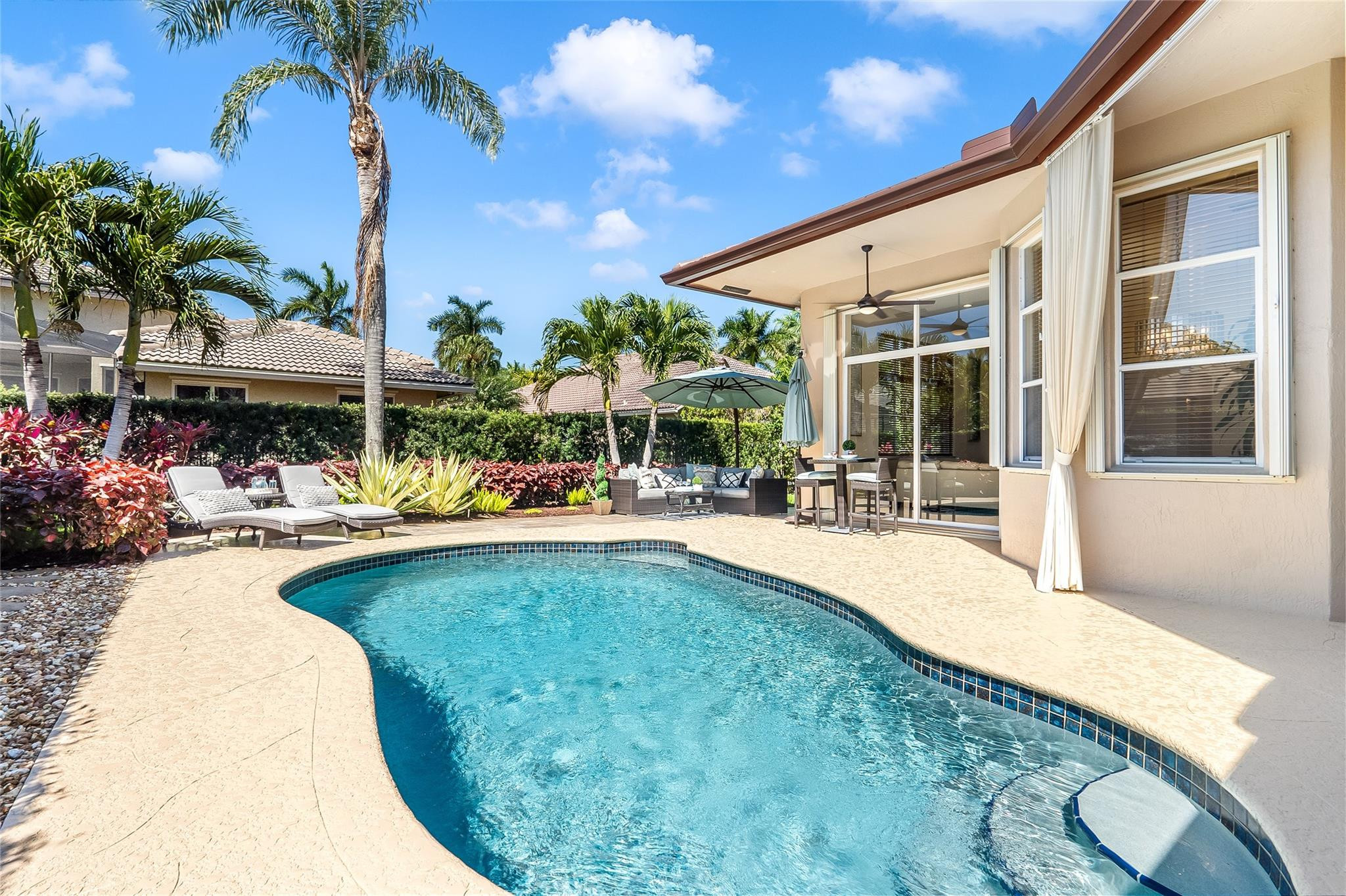 2553 Jardin Manor