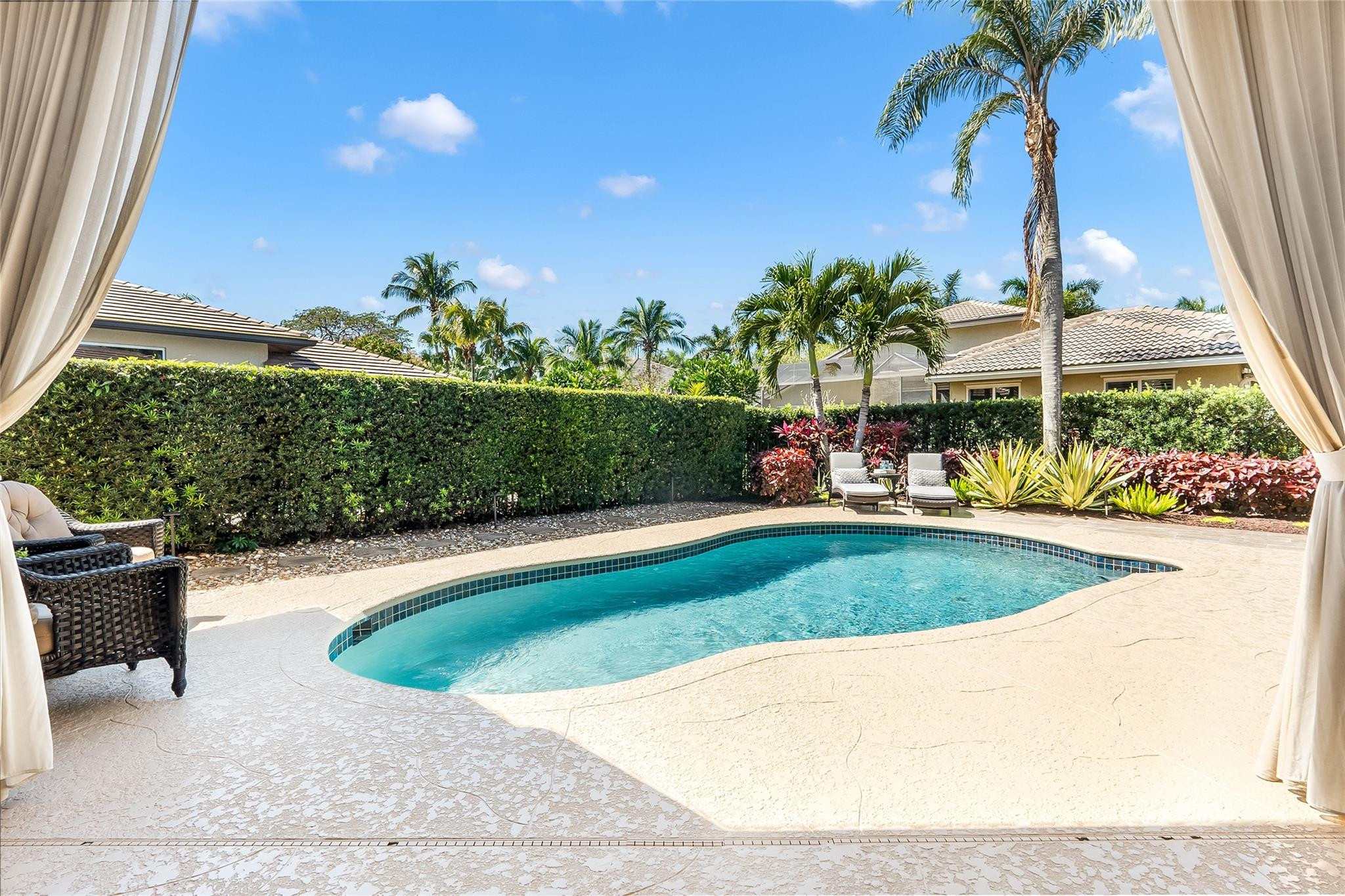 2553 Jardin Manor