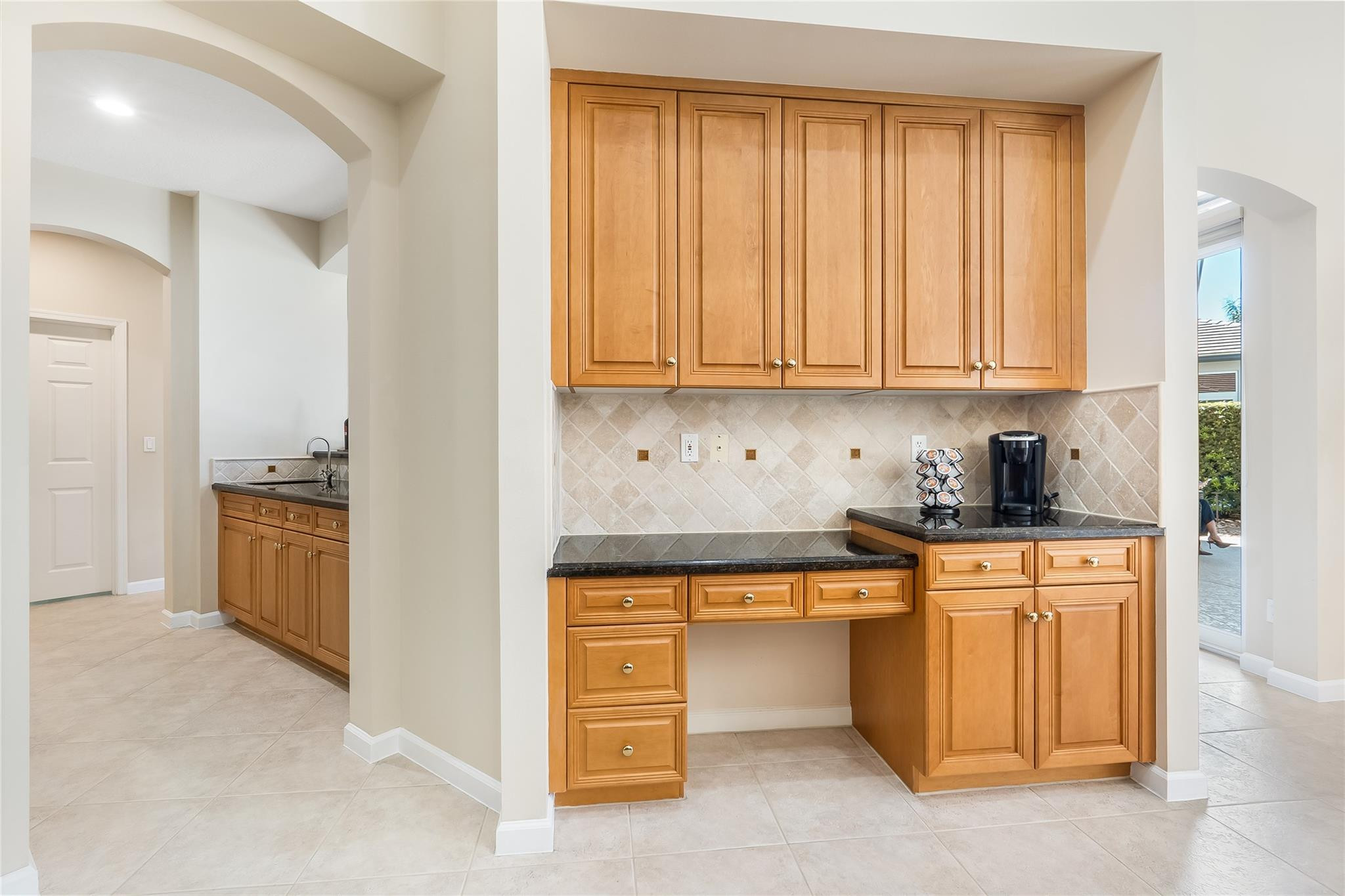 2553 Jardin Manor