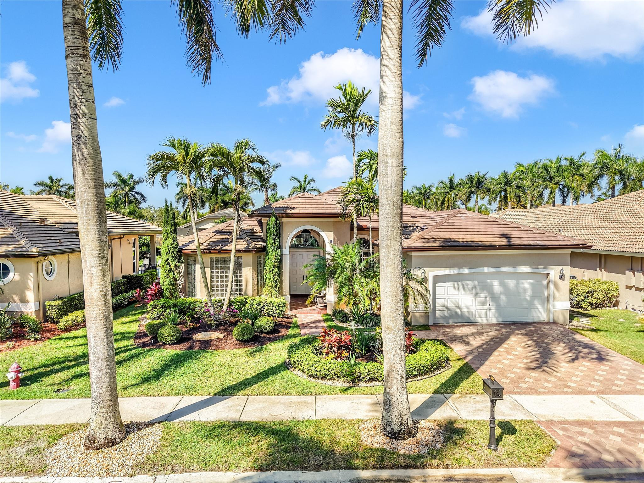 2553 Jardin Manor