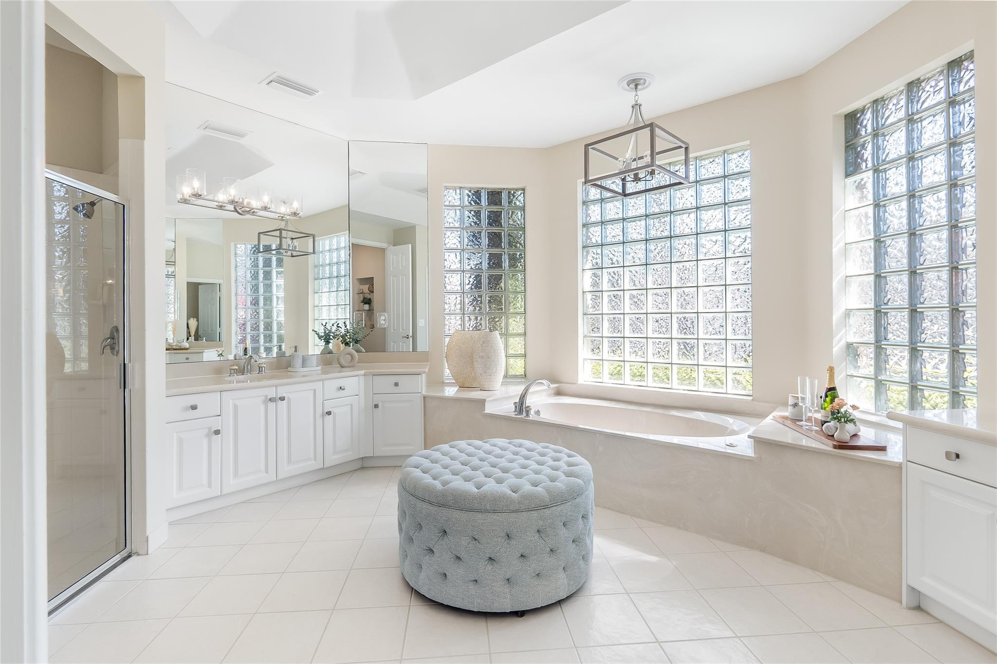 2553 Jardin Manor