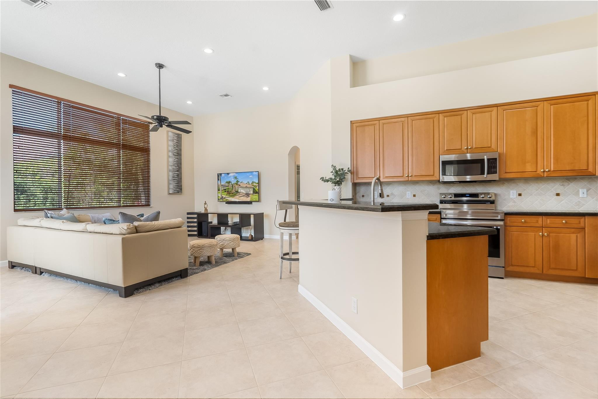 2553 Jardin Manor