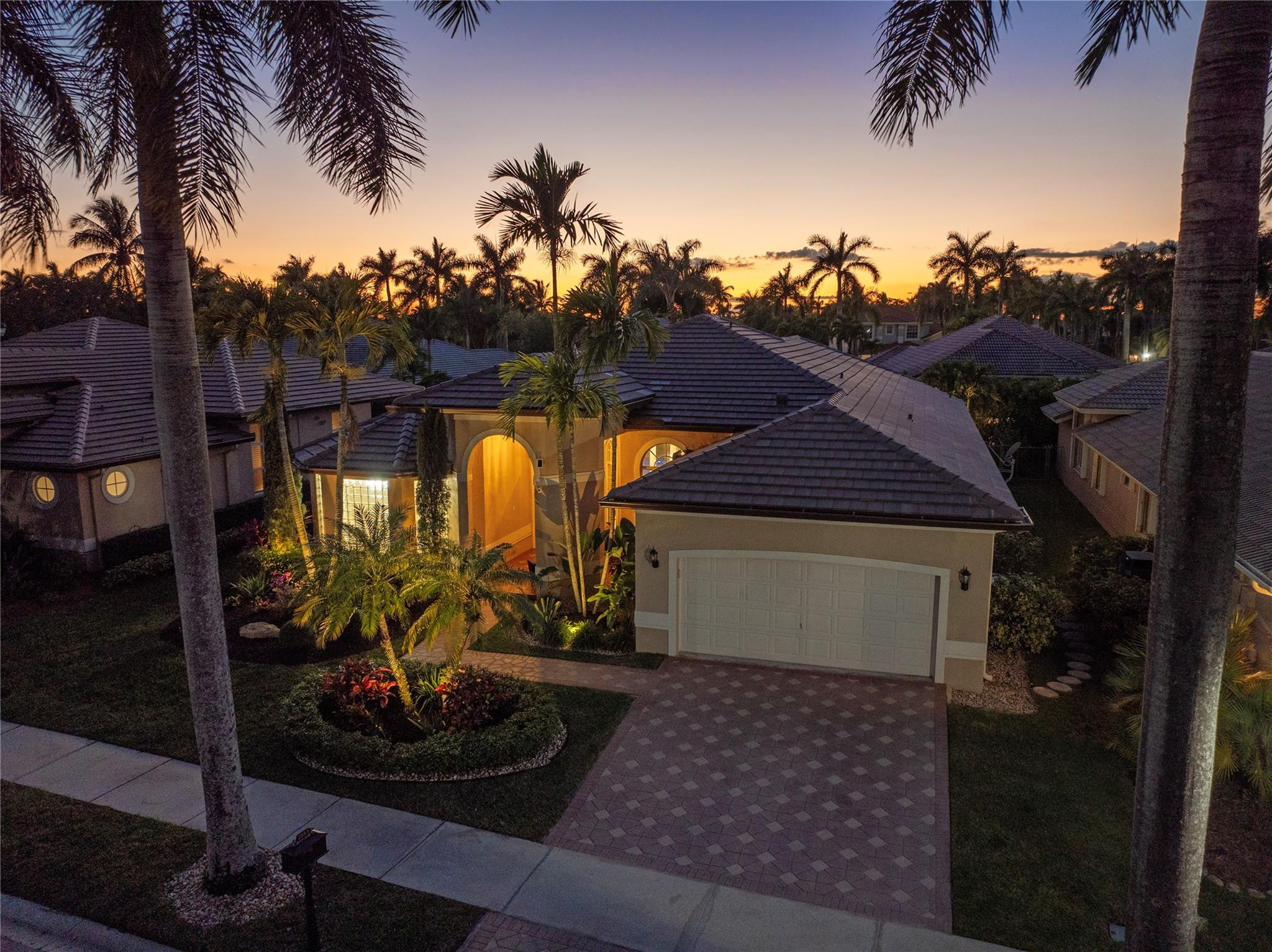 2553 Jardin Manor