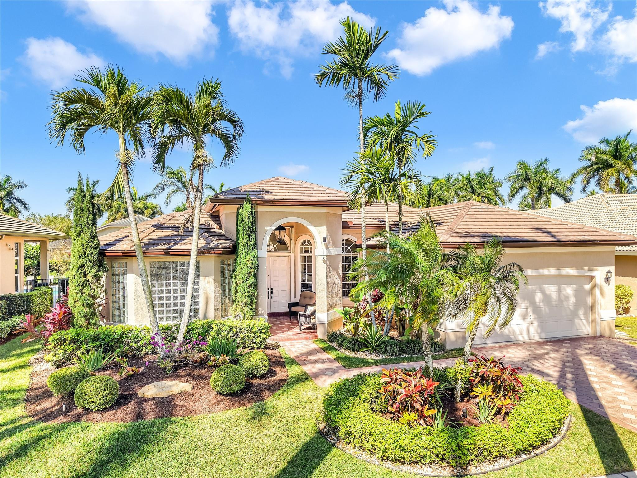 2553 Jardin Manor