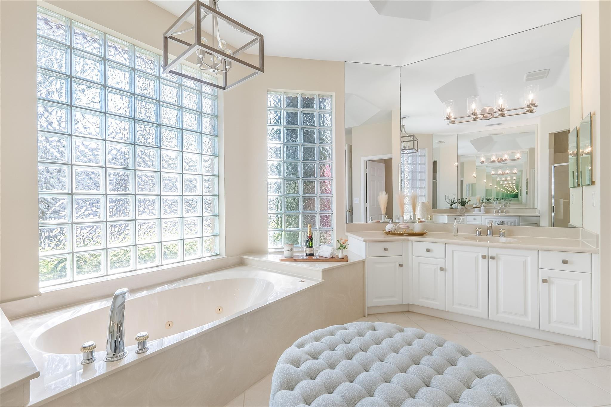 2553 Jardin Manor