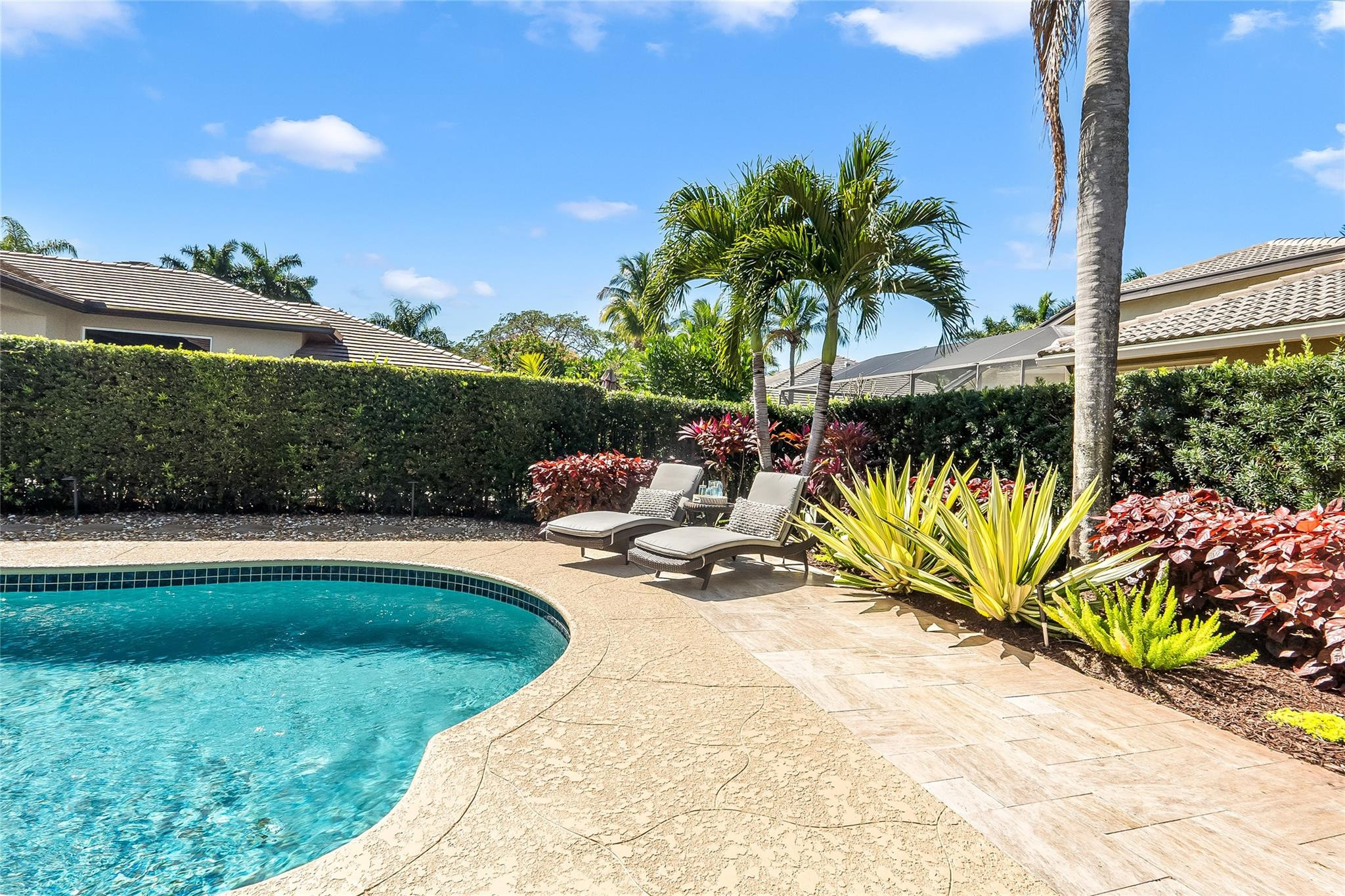 2553 Jardin Manor