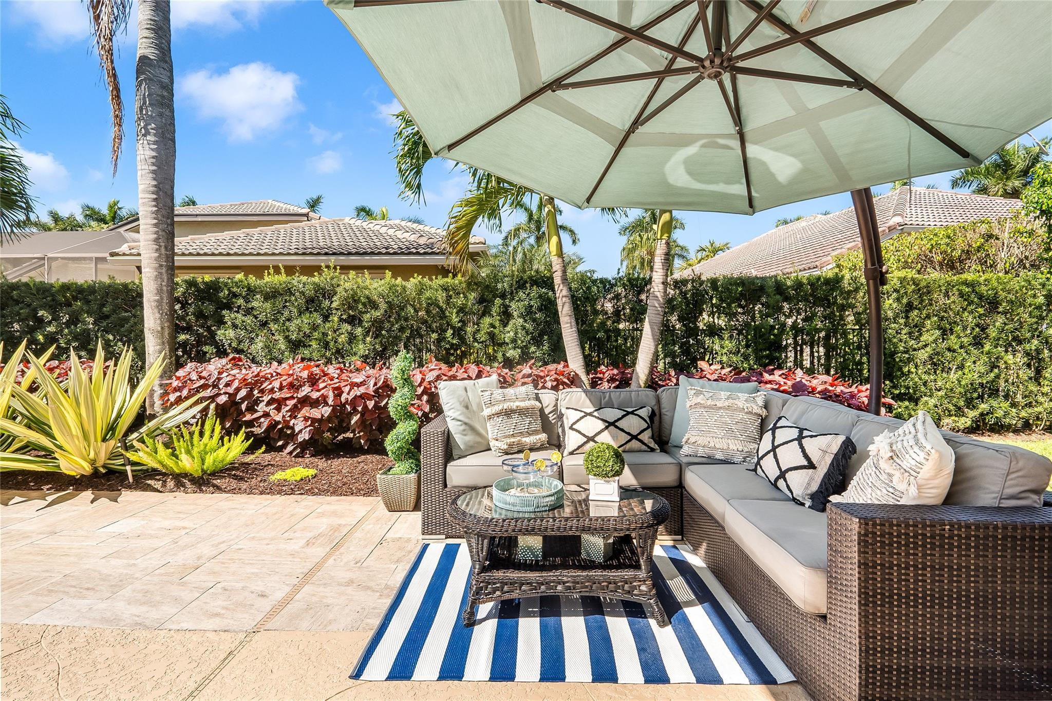 2553 Jardin Manor