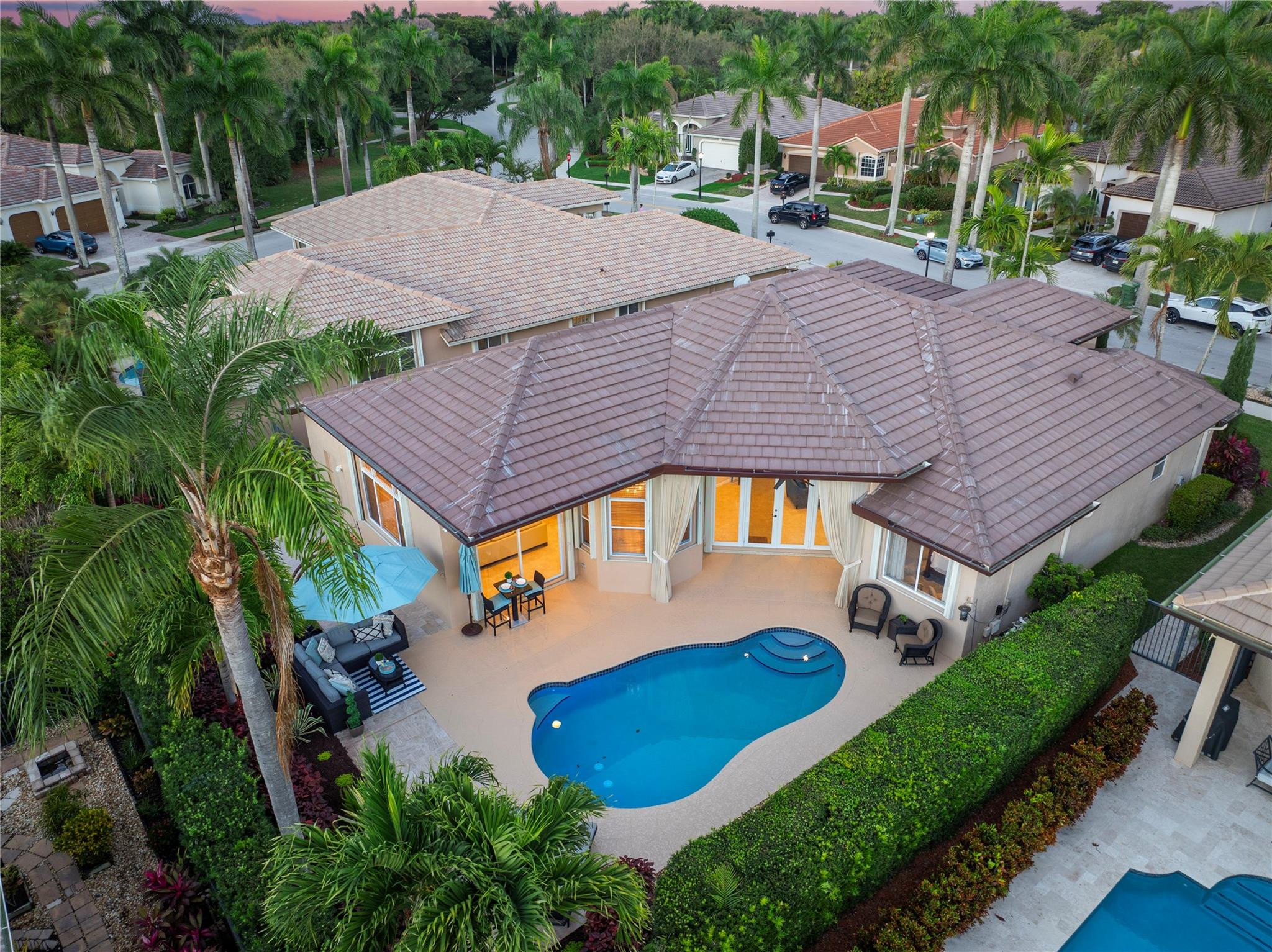 2553 Jardin Manor