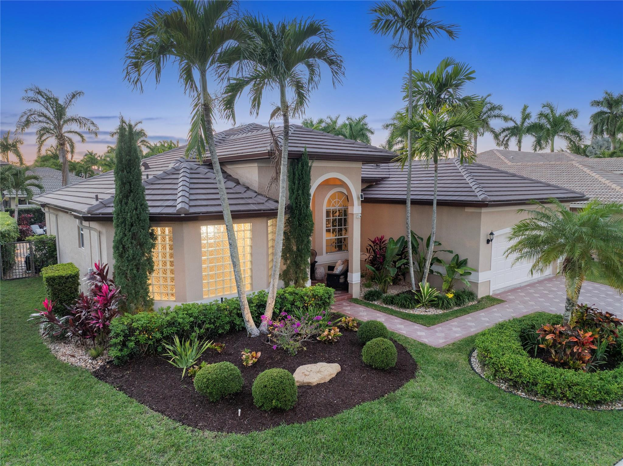 2553 Jardin Manor