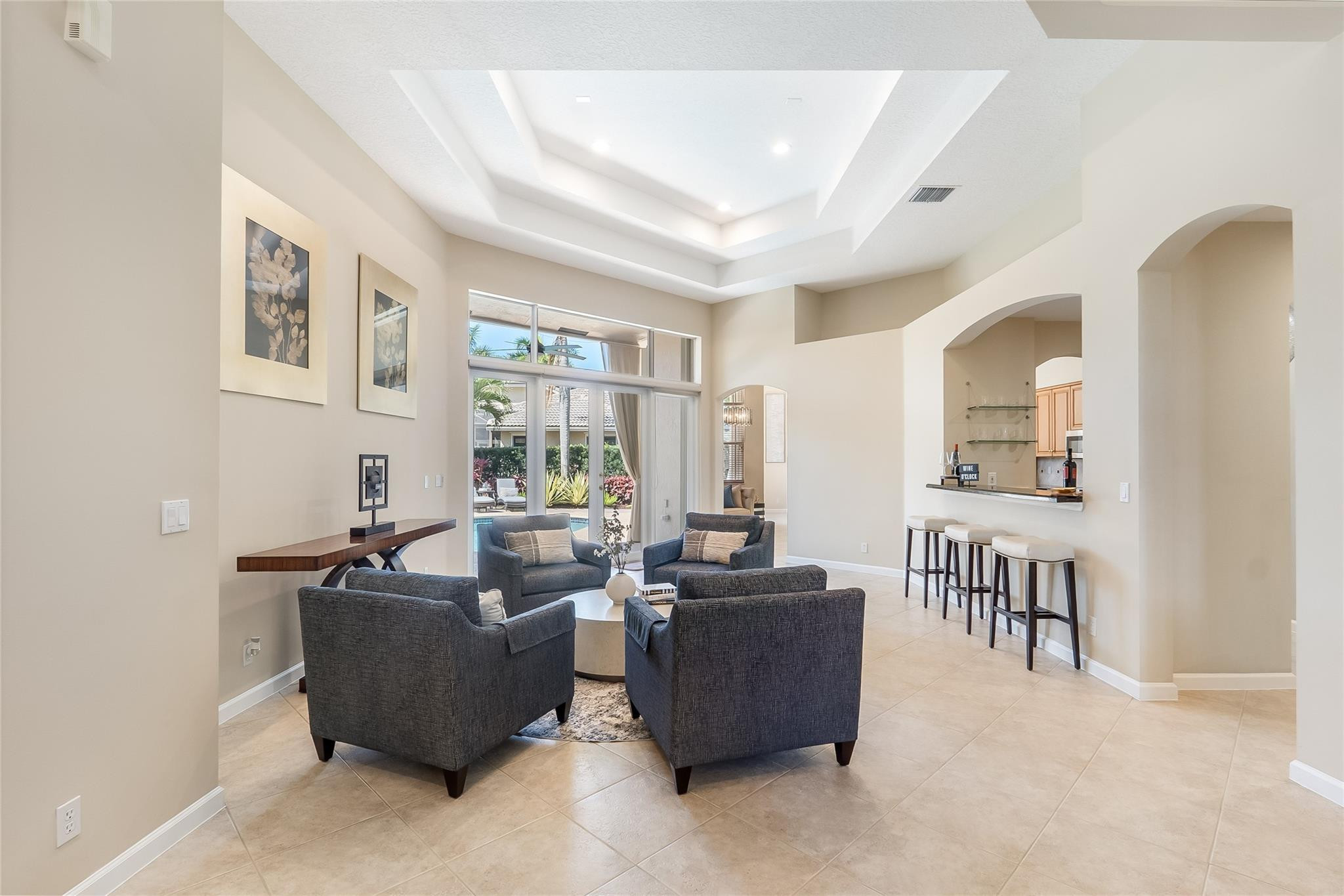 2553 Jardin Manor
