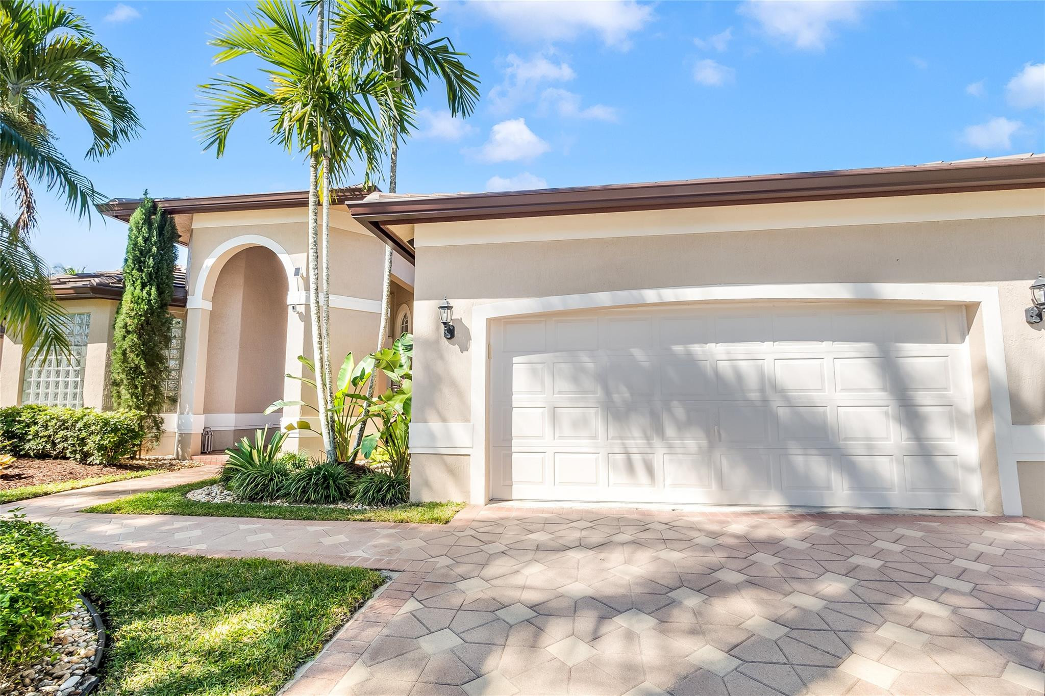 2553 Jardin Manor