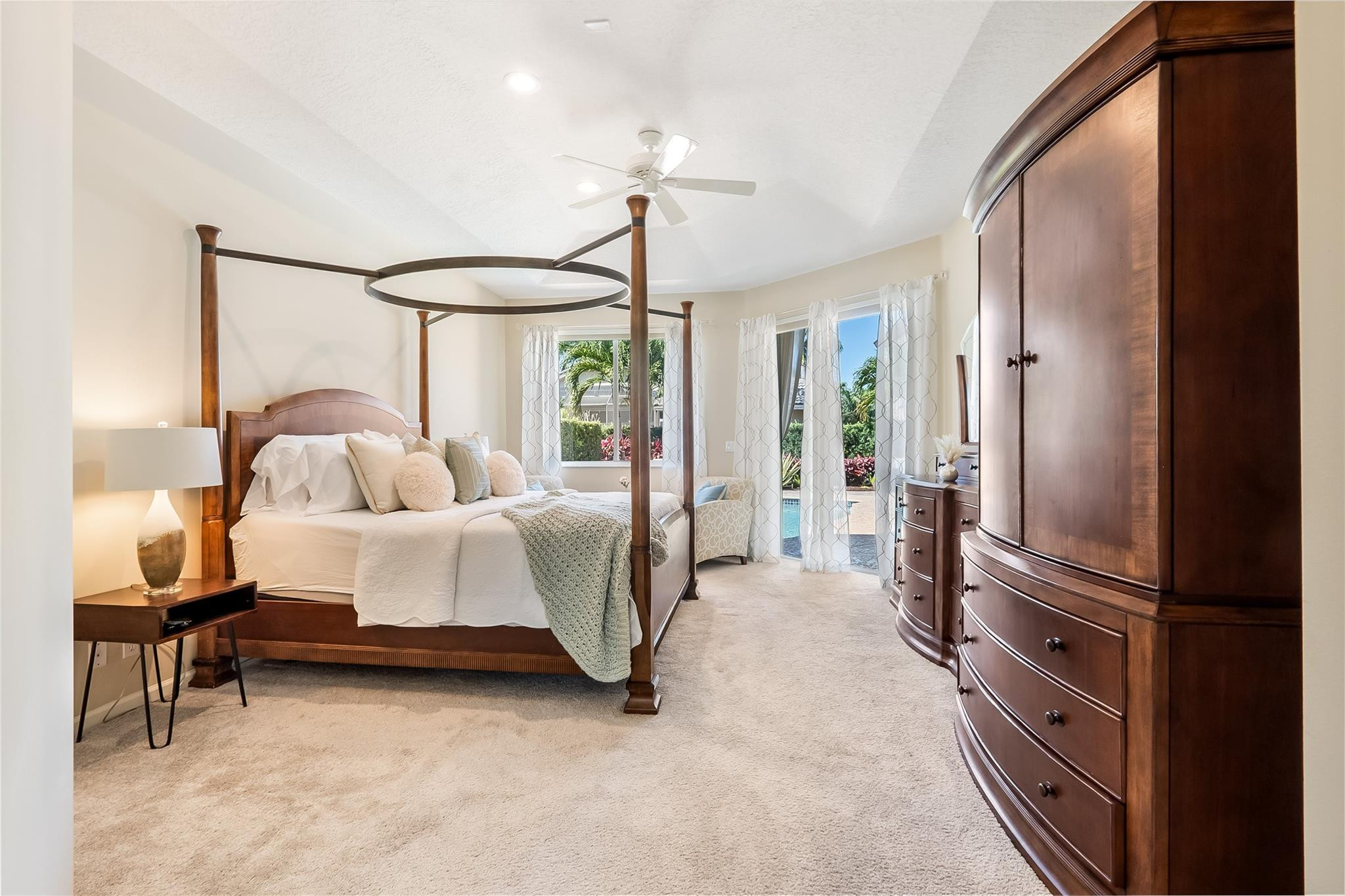 2553 Jardin Manor