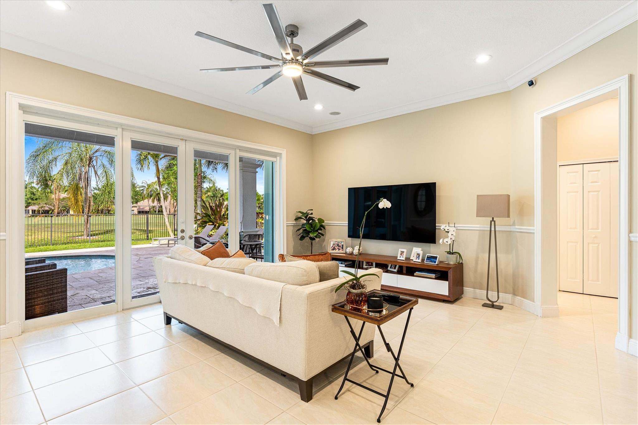 2527 Montclaire Cir
