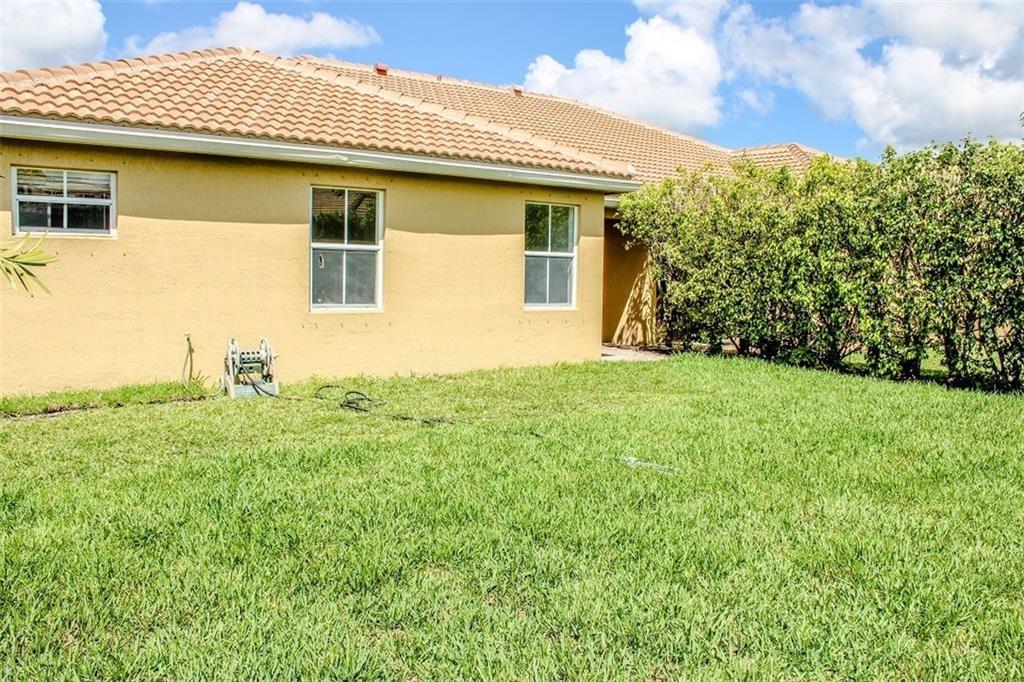 1576 ZENITH WAY