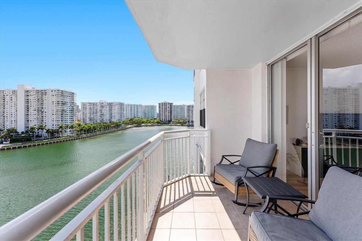 18081 Biscayne Blvd 902-4