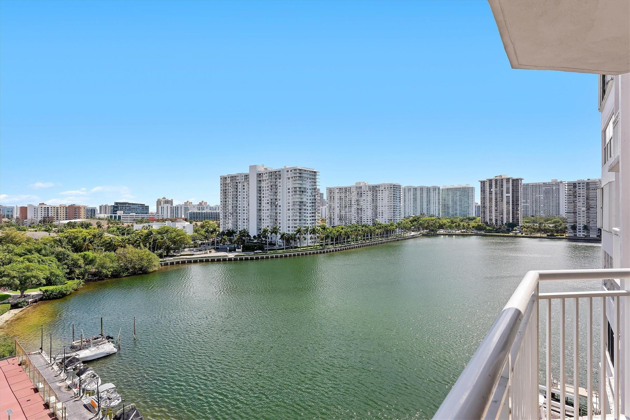 18081 Biscayne Blvd 902-4
