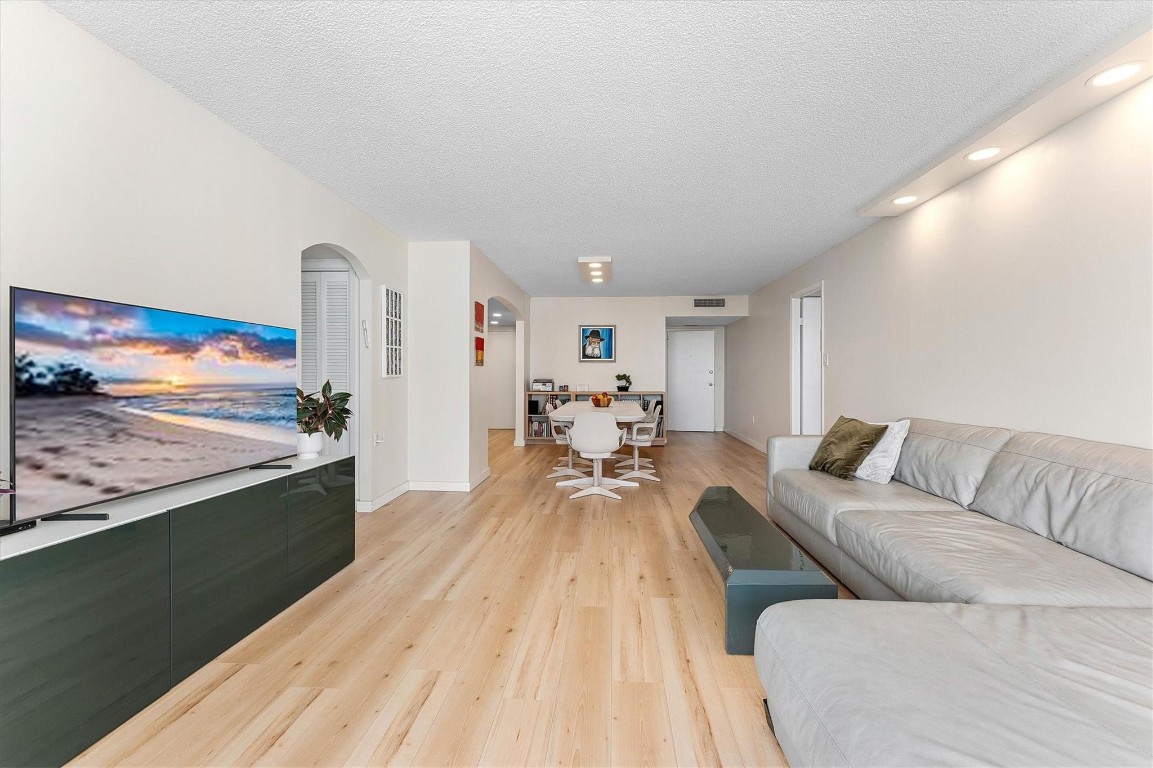 18081 Biscayne Blvd 902-4