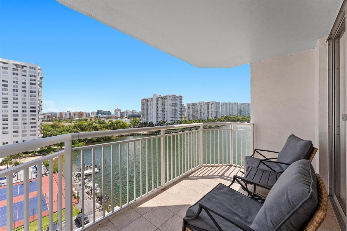 18081 Biscayne Blvd 902-4