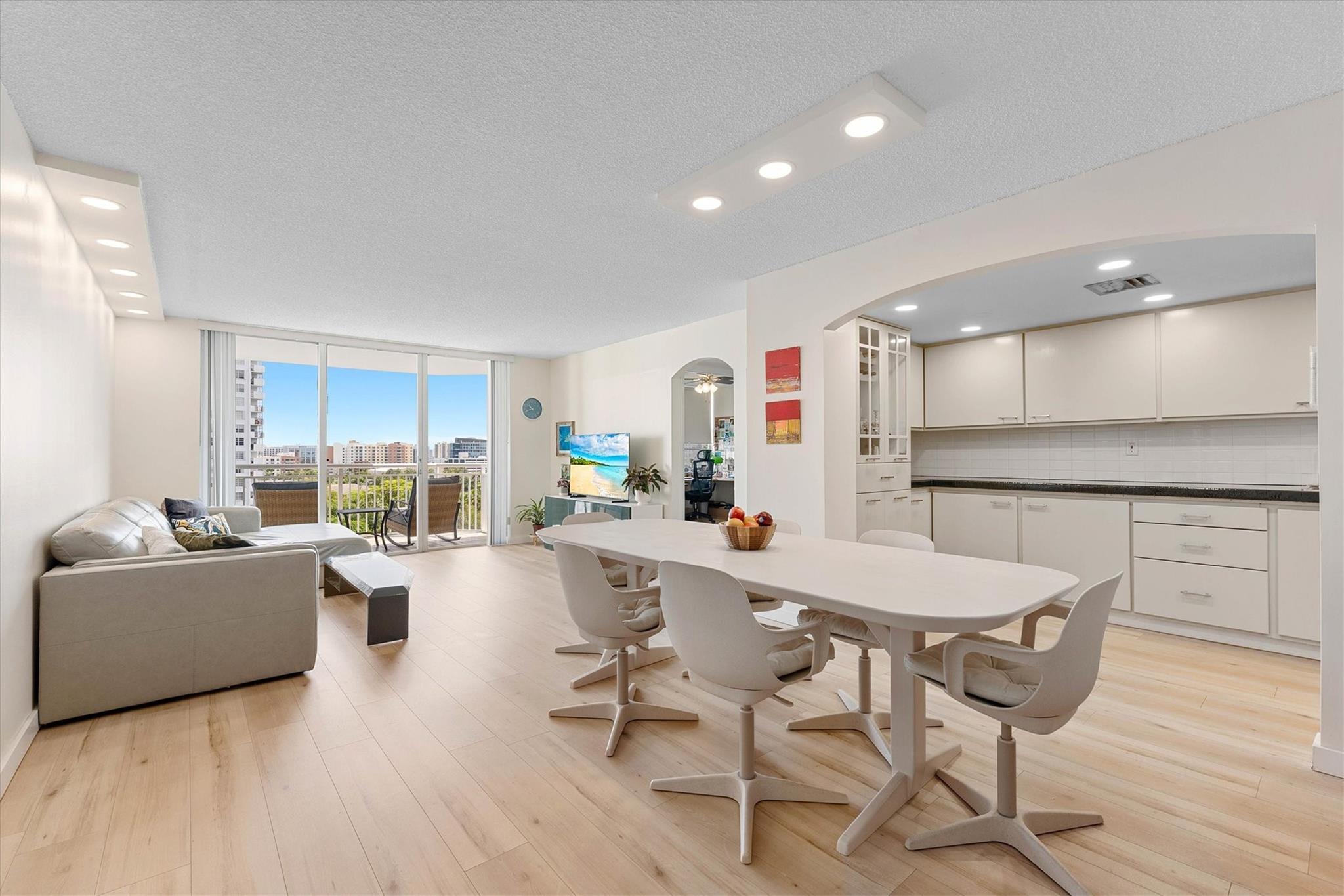 18081 Biscayne Blvd 902-4