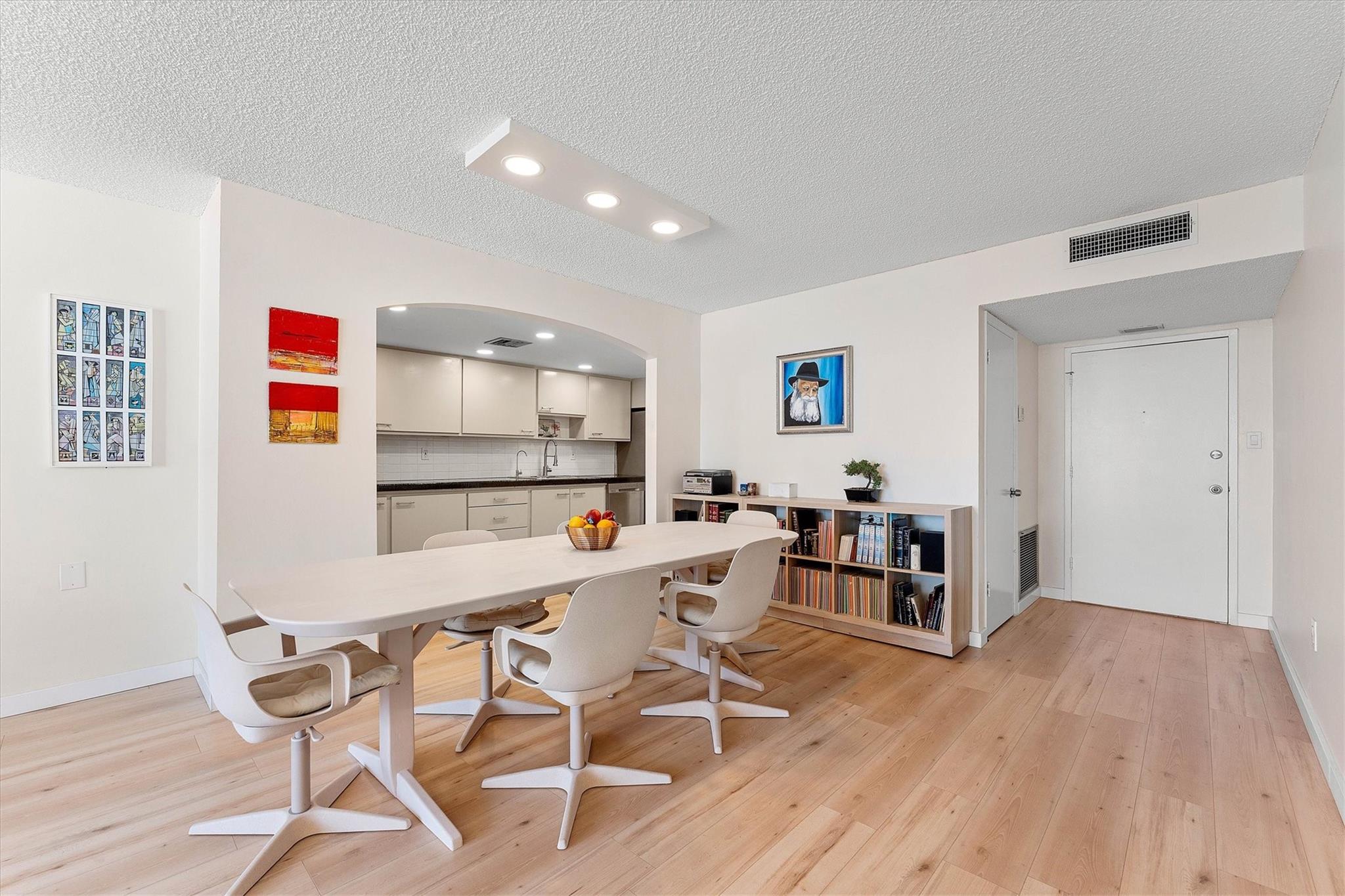 18081 Biscayne Blvd 902-4