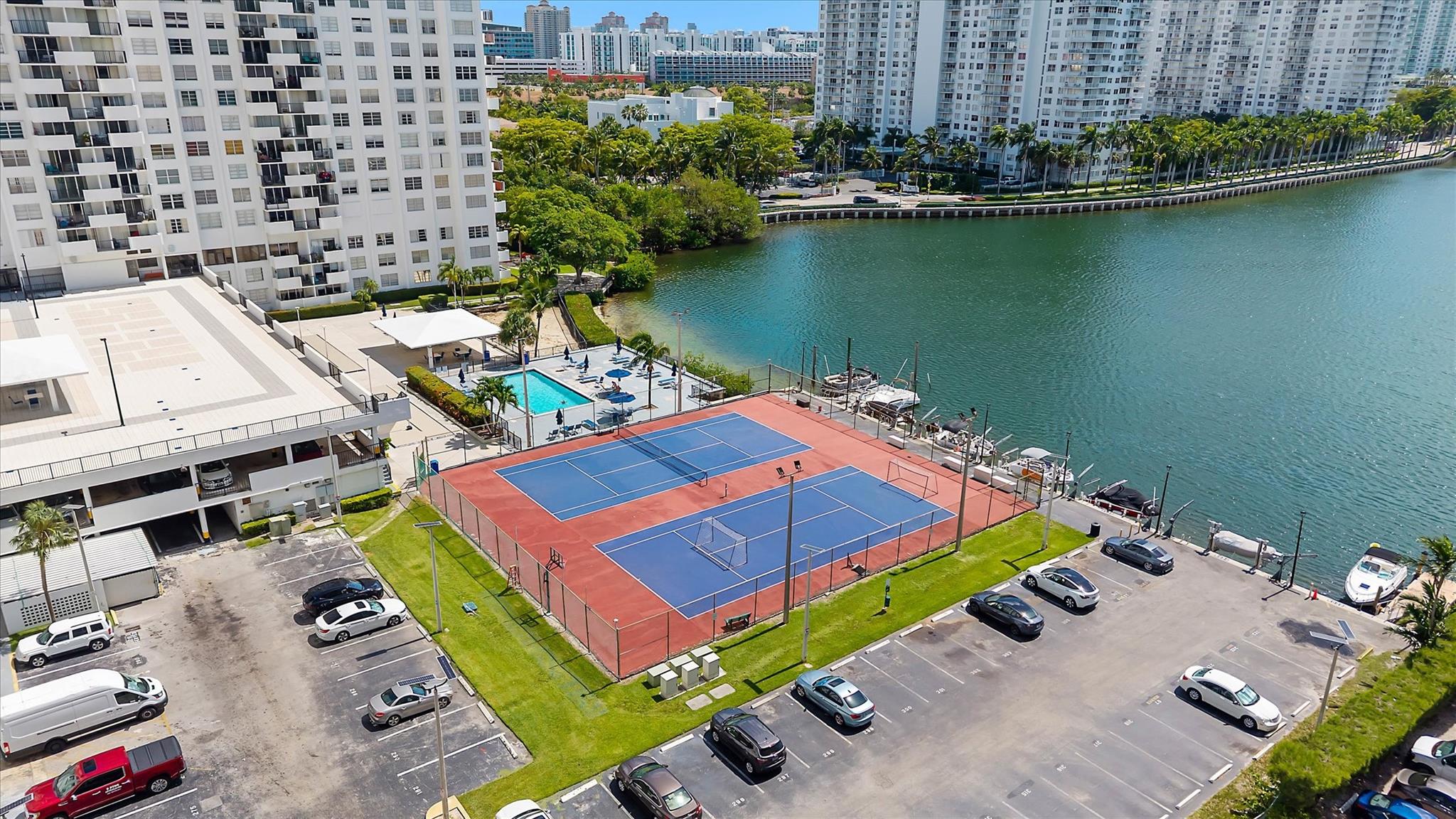 18081 Biscayne Blvd 902-4