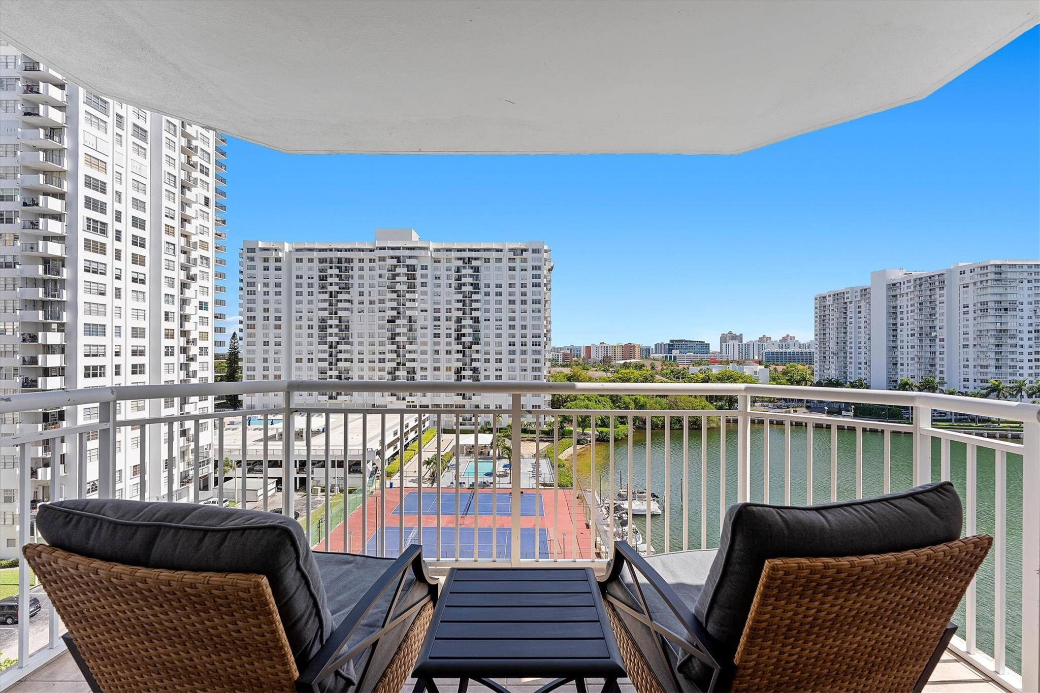 18081 Biscayne Blvd 902-4