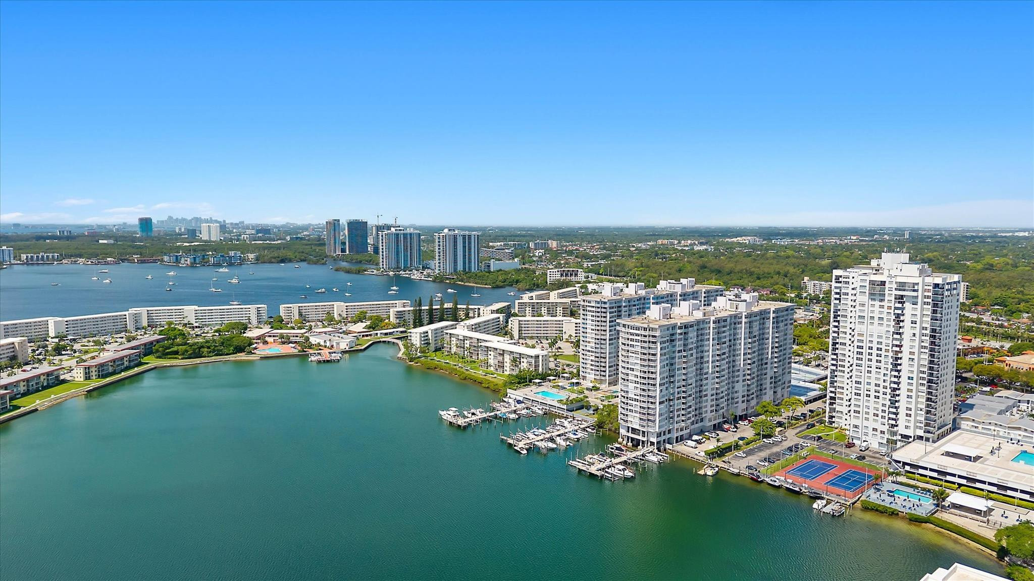 18081 Biscayne Blvd 902-4