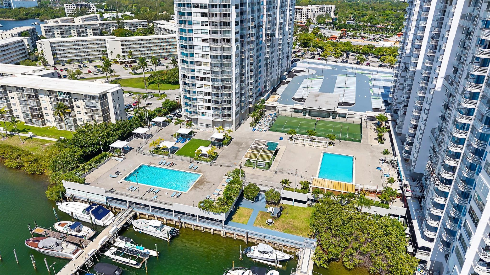 18081 Biscayne Blvd 902-4