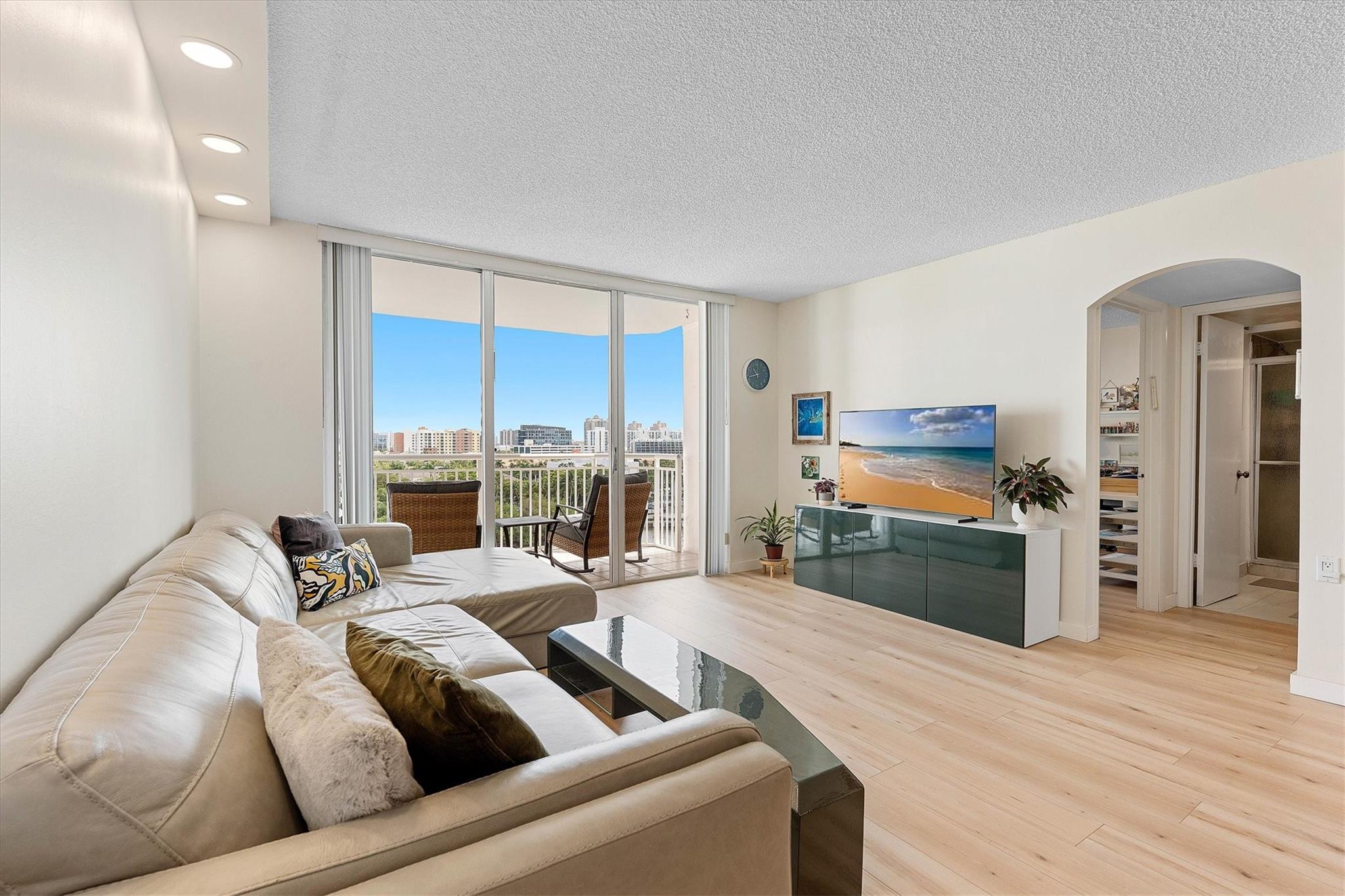 18081 Biscayne Blvd 902-4