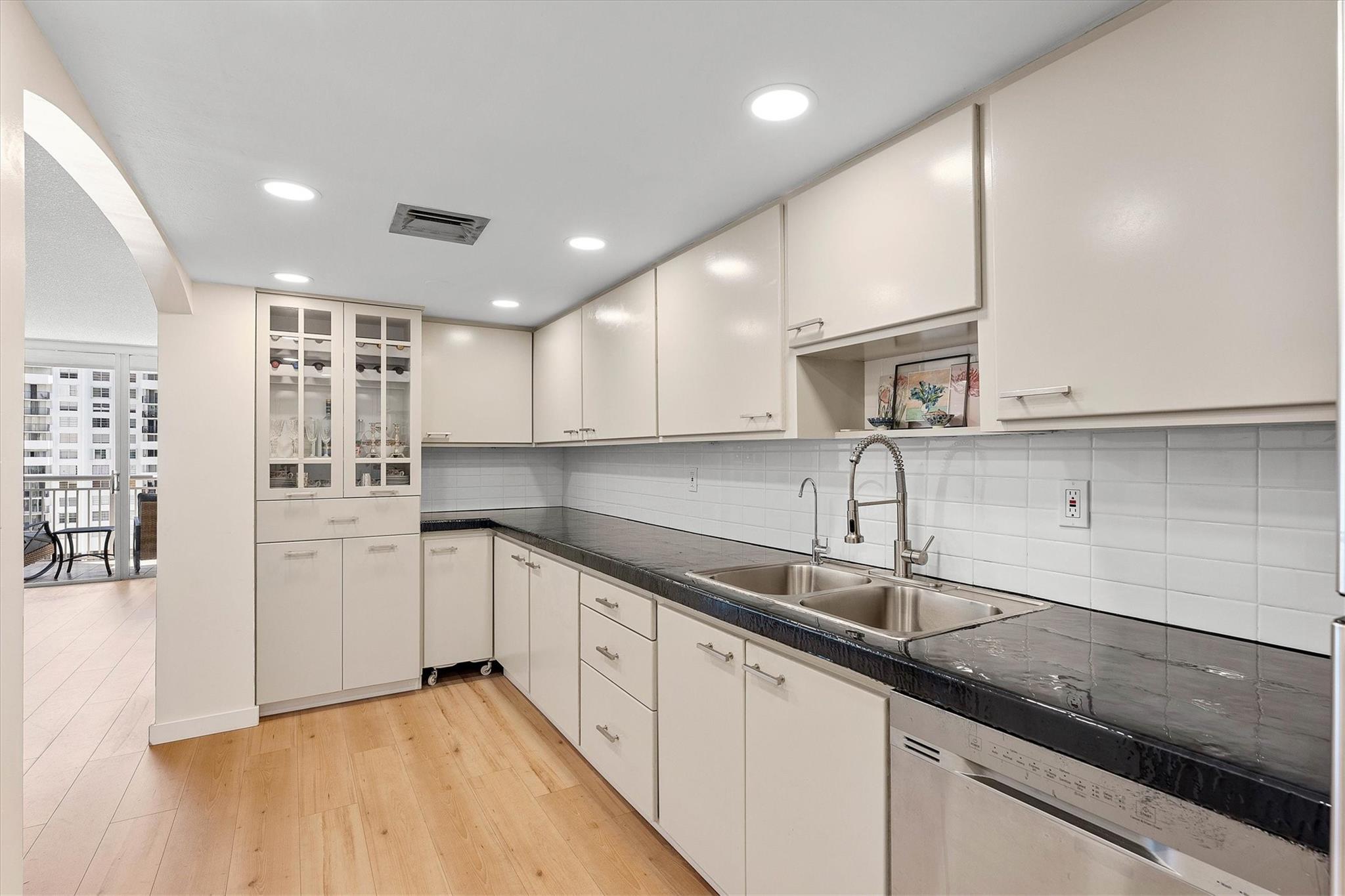 18081 Biscayne Blvd 902-4