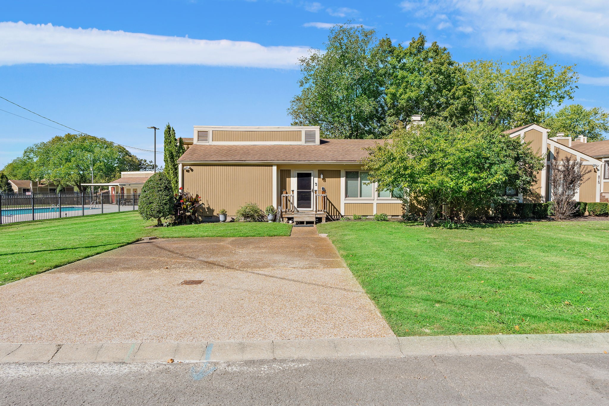 813 Williamsburg West Dr