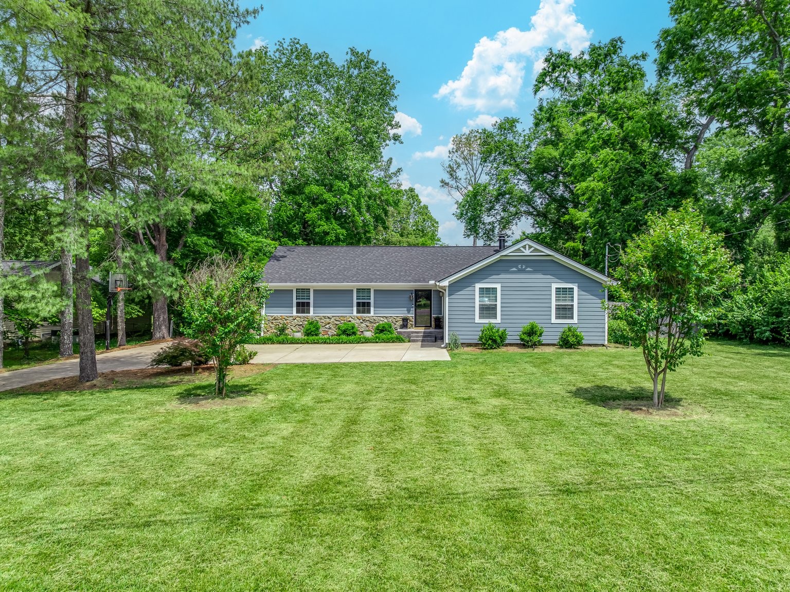 813 Stonebrook Blvd