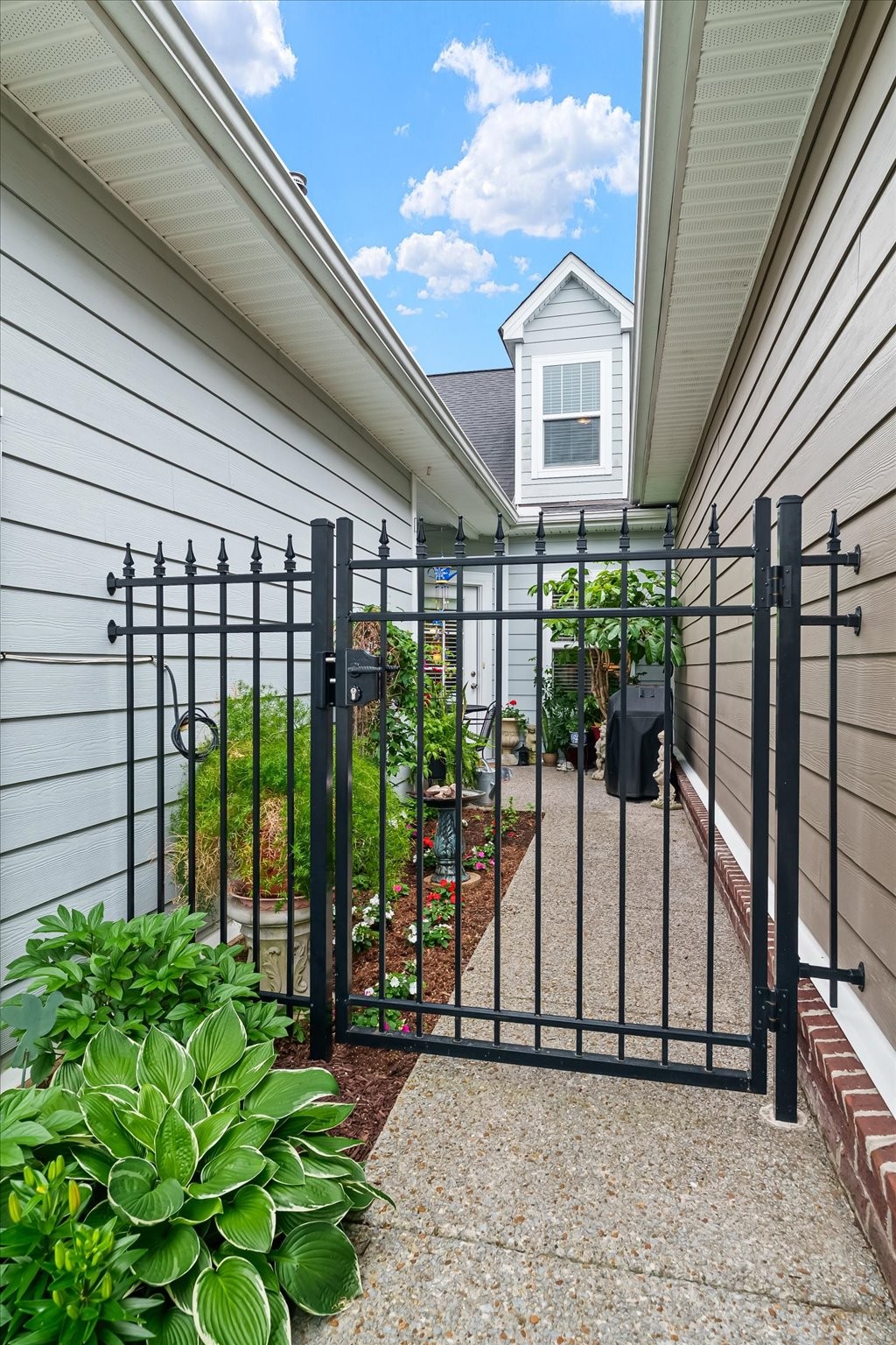 802 Cottage House Ln