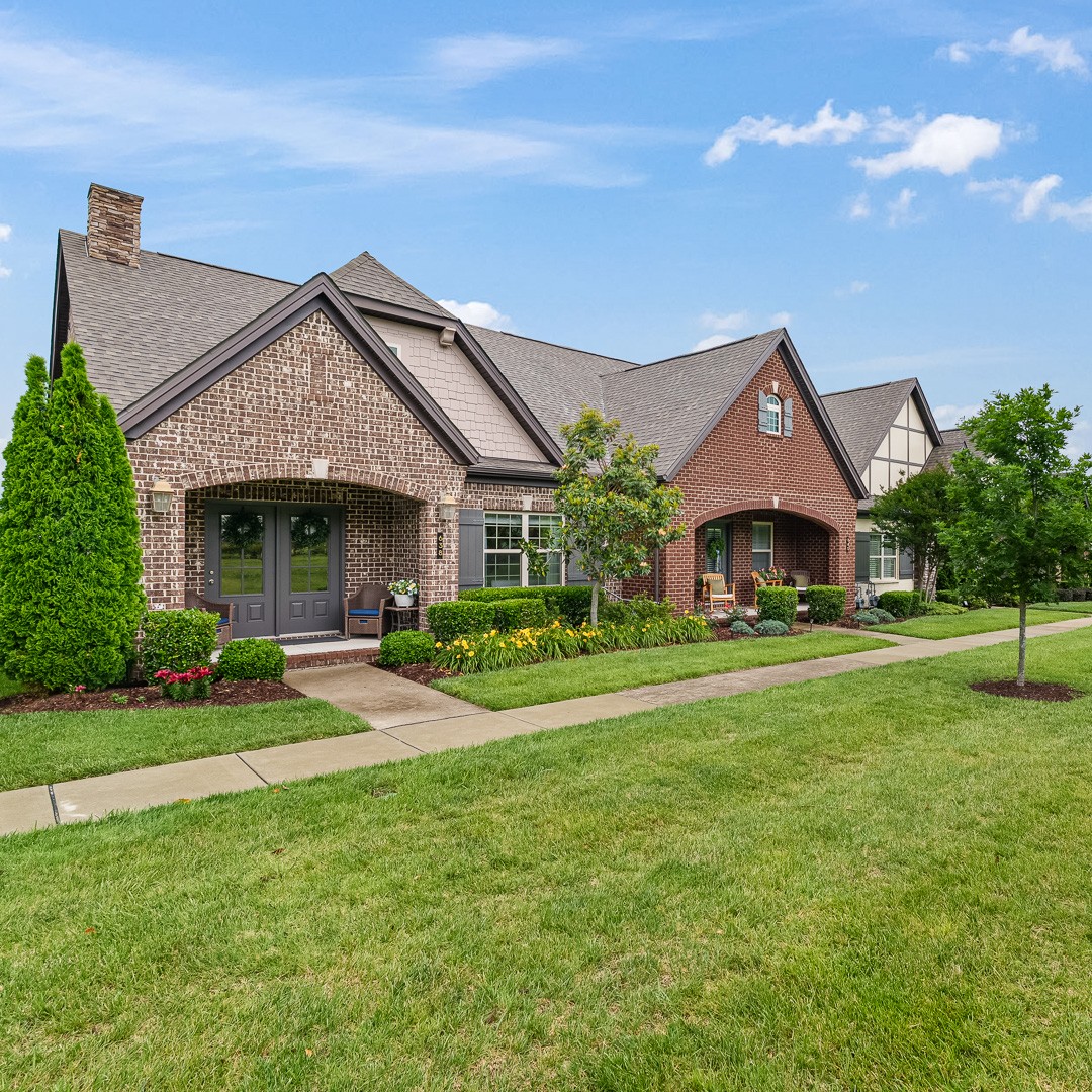 638 Weybridge Dr