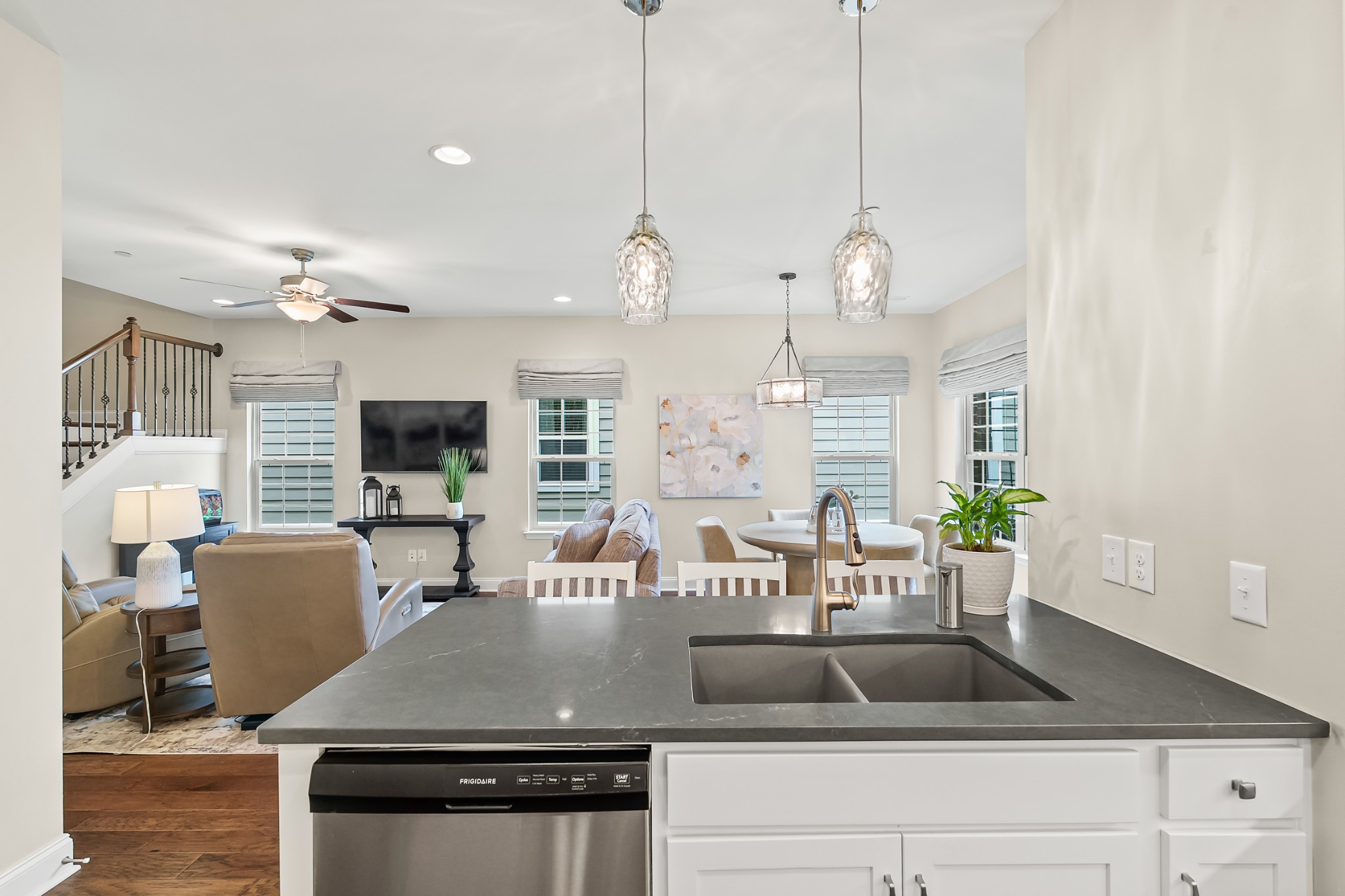 638 Weybridge Dr