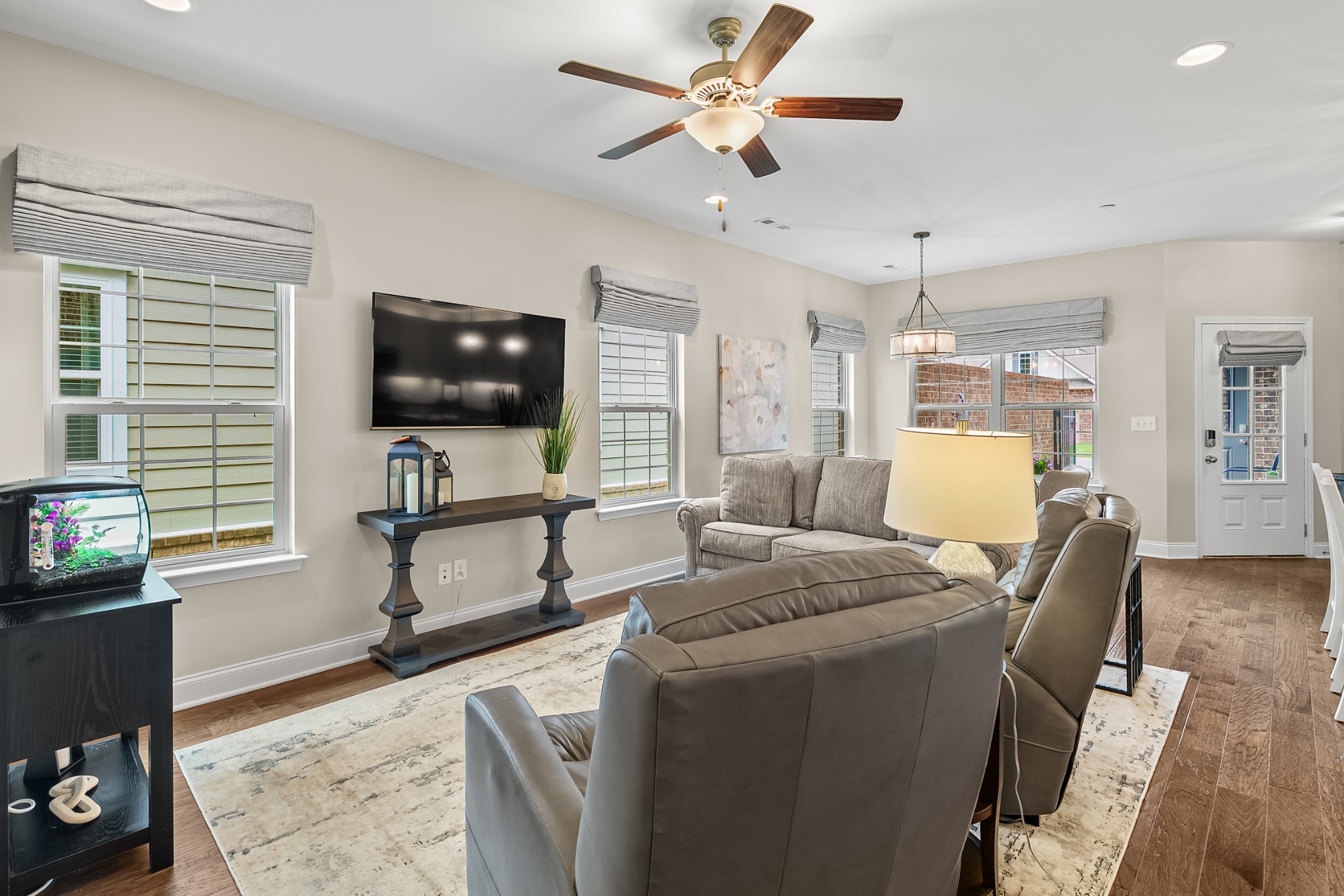638 Weybridge Dr