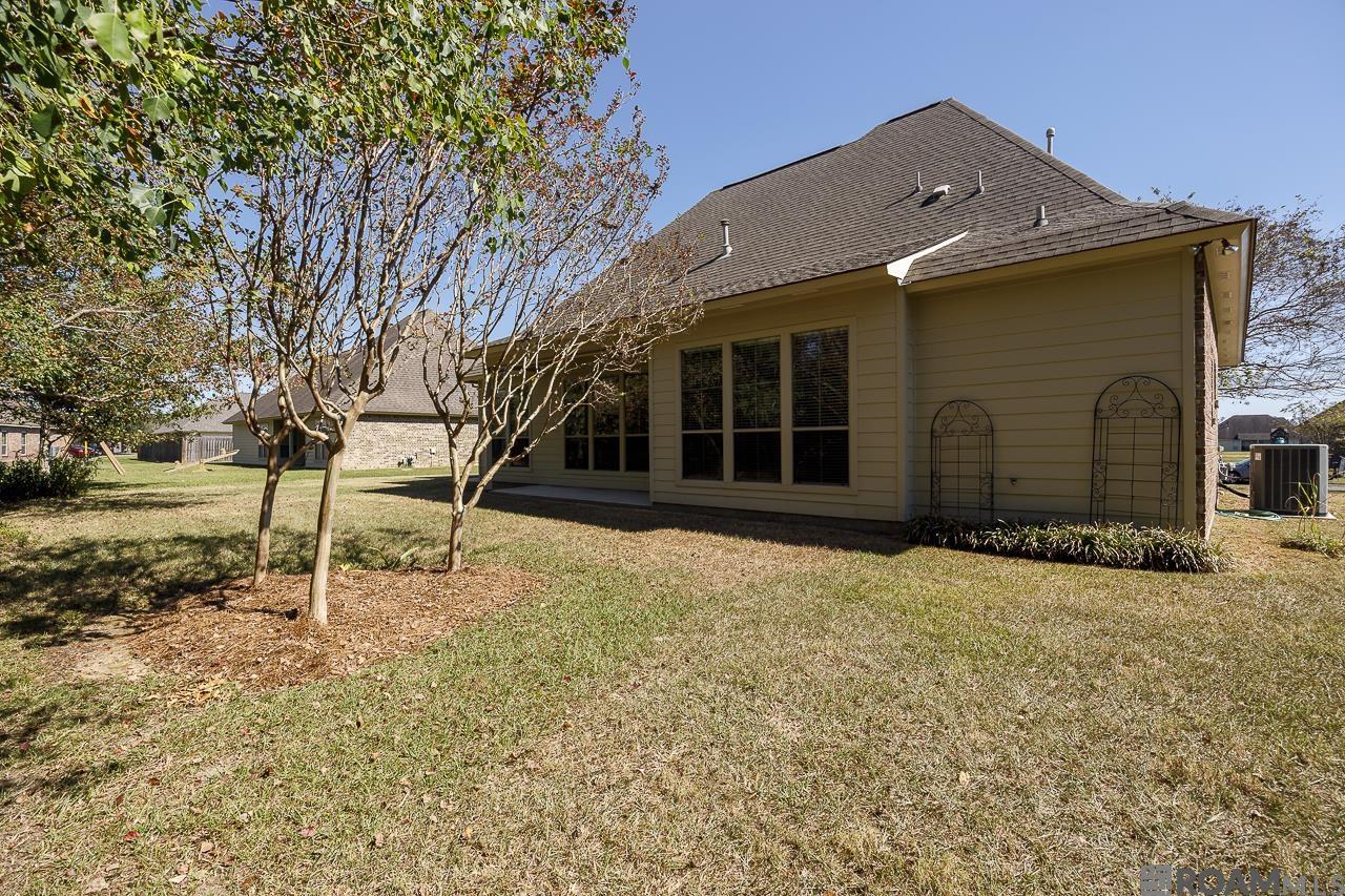 7097 Lakecrest Dr