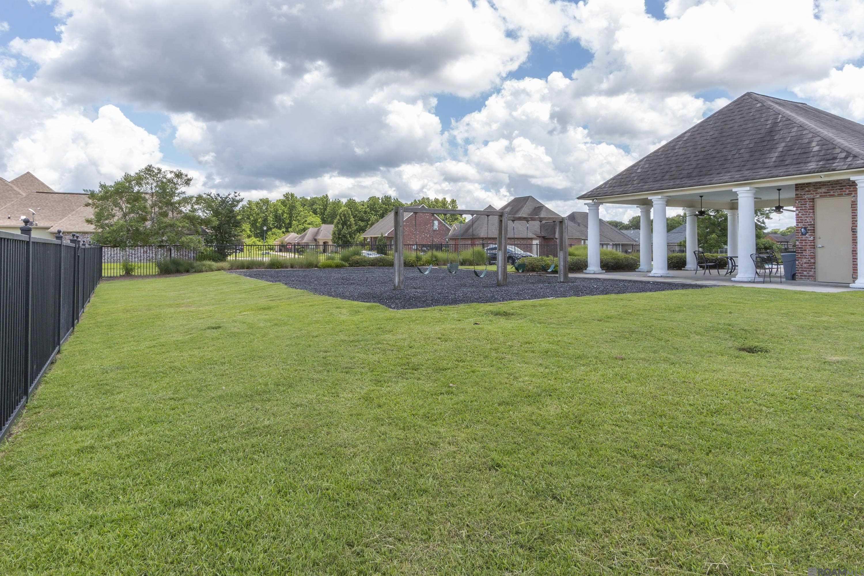 7097 Lakecrest Dr