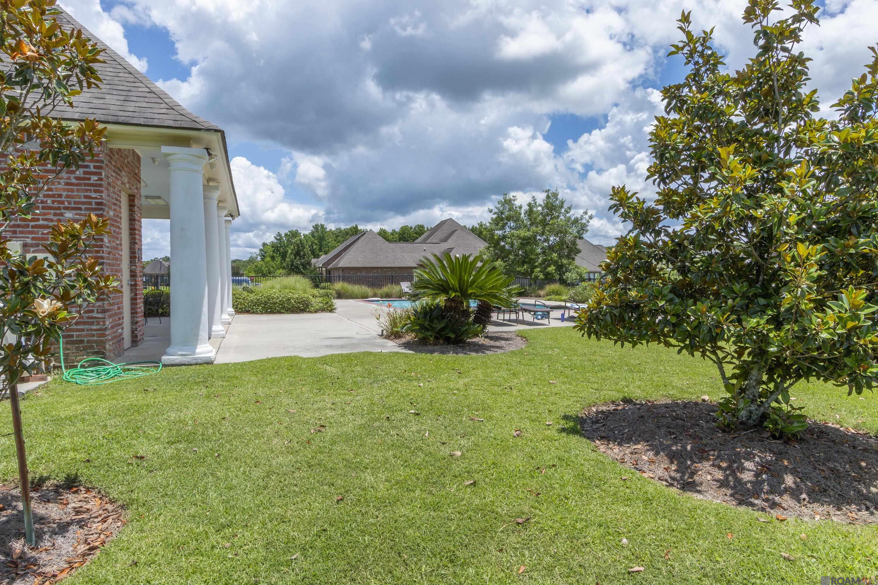 7097 Lakecrest Dr