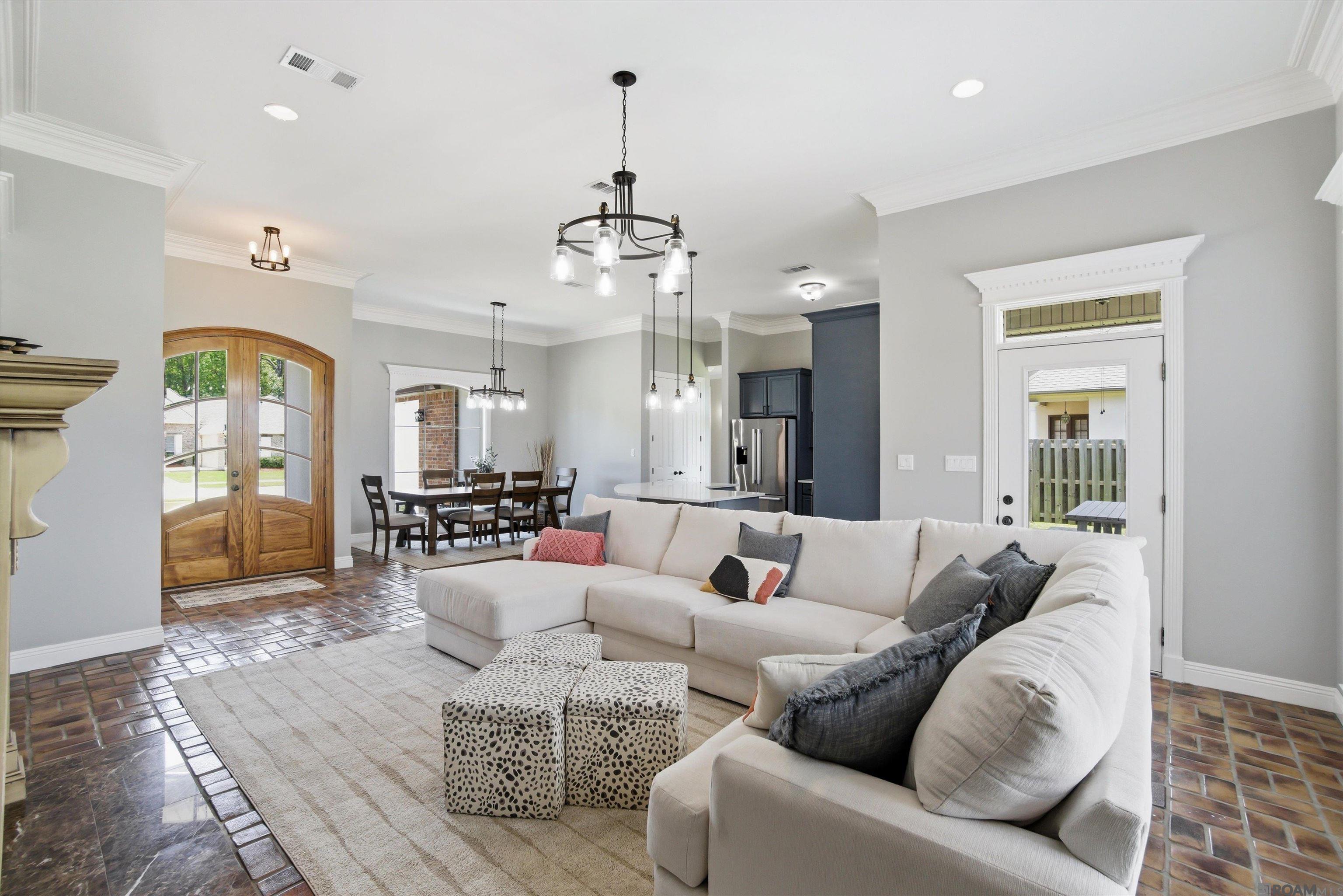 13383 Williamsburg Dr