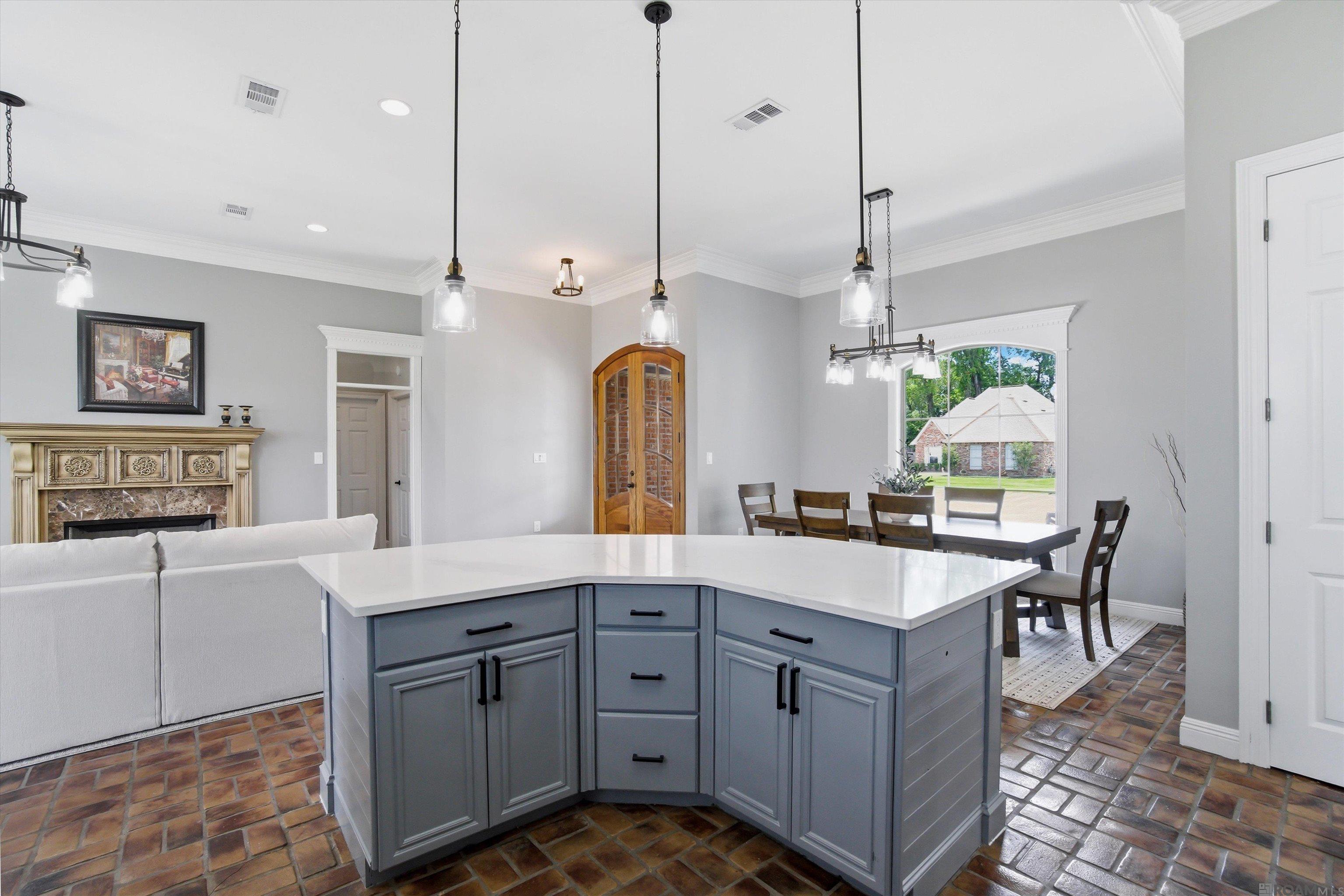 13383 Williamsburg Dr