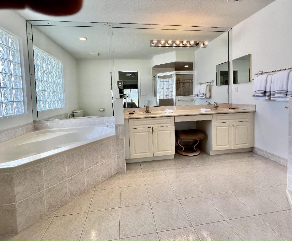 15885 Schweizer Court