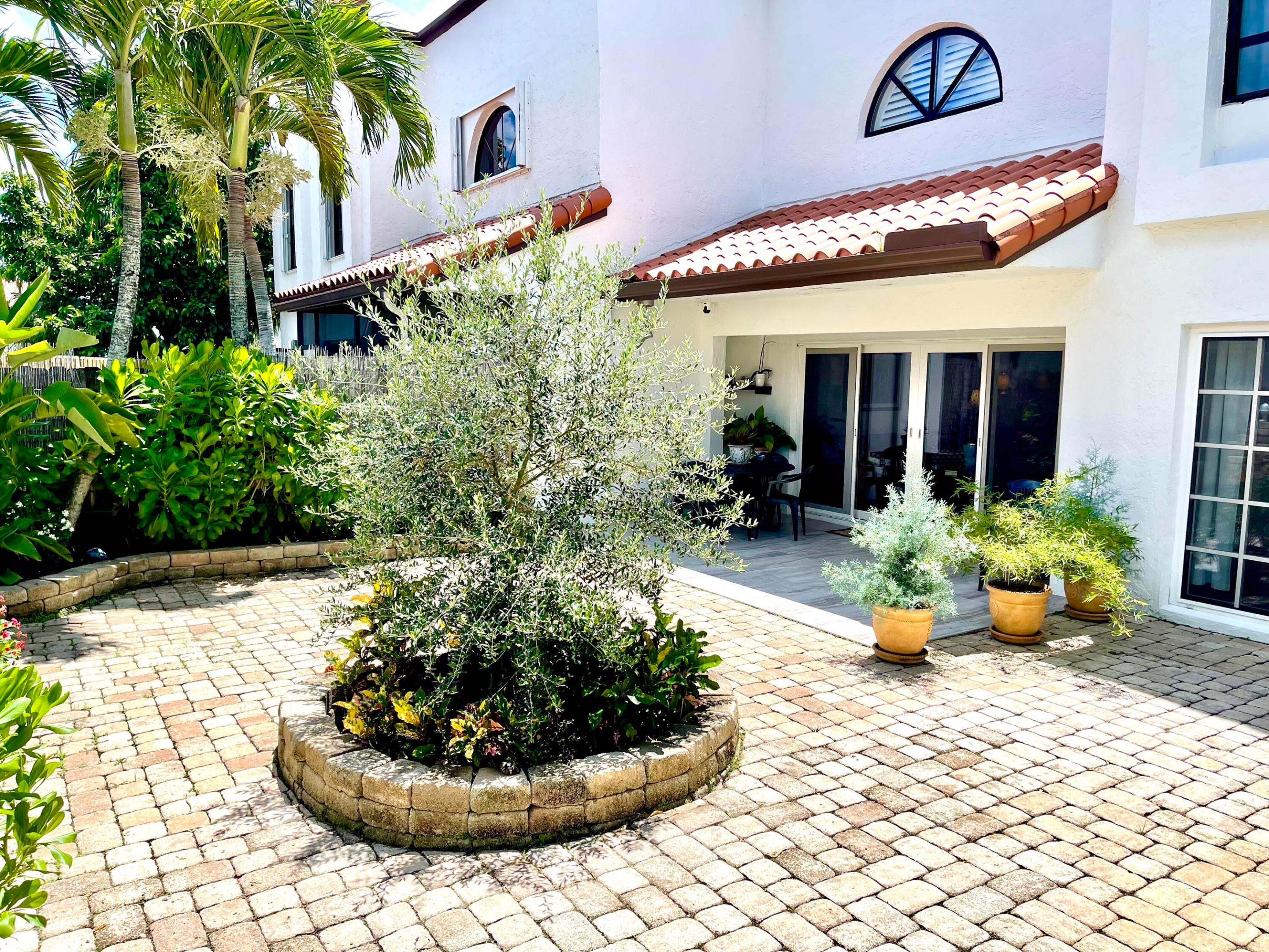 13514 Fountain View Boulevard