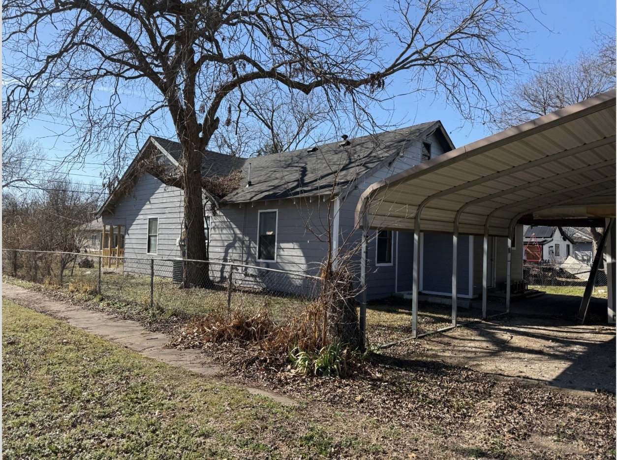 1027 E Lamar Street