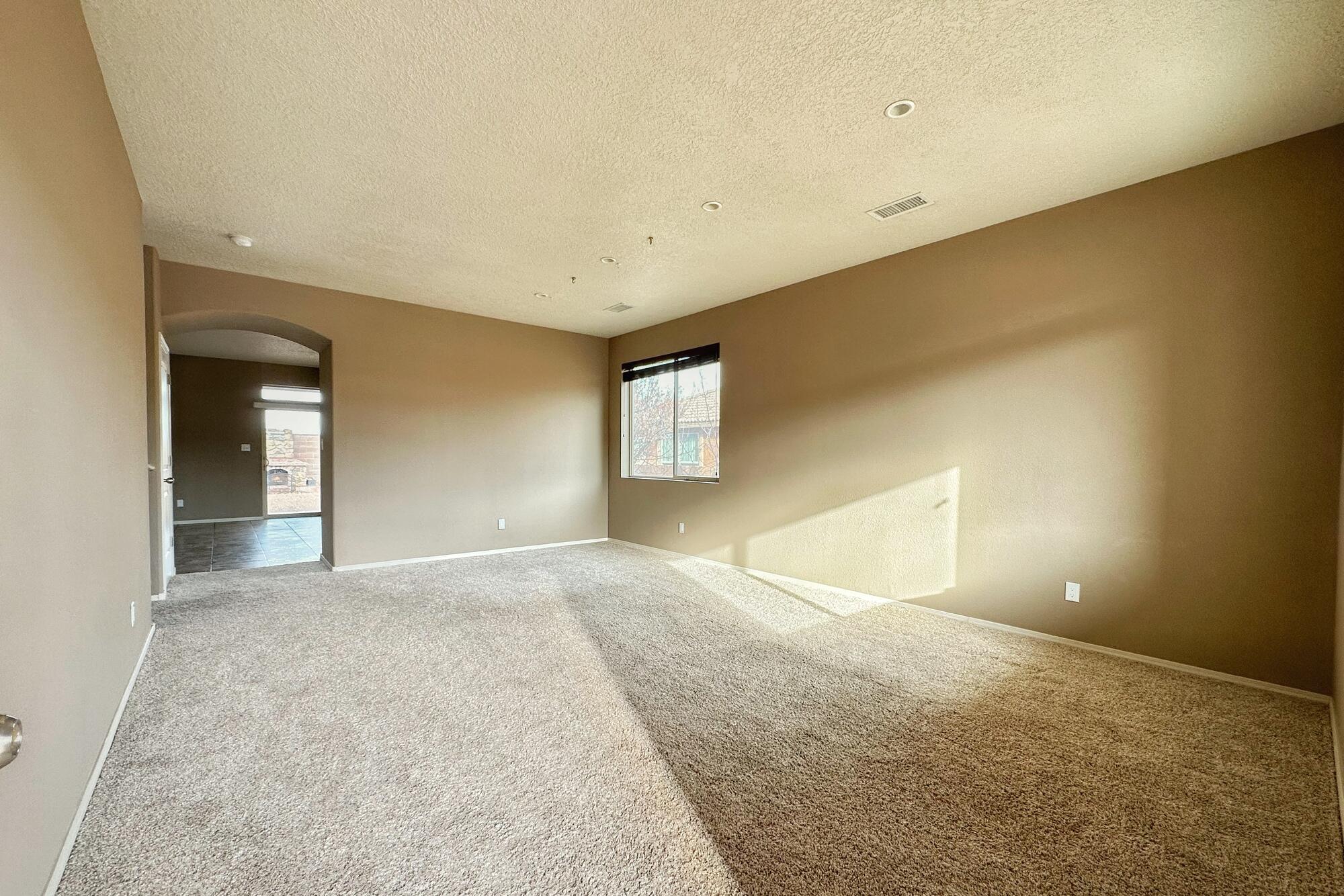4005 N Pole Loop NE