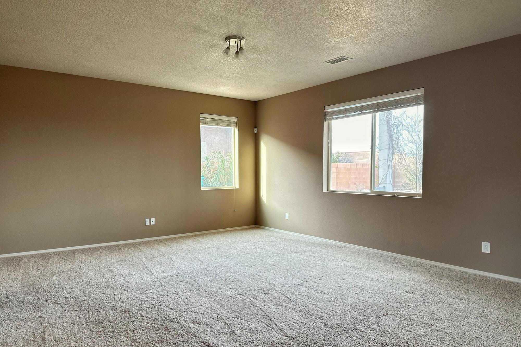 4005 N Pole Loop NE