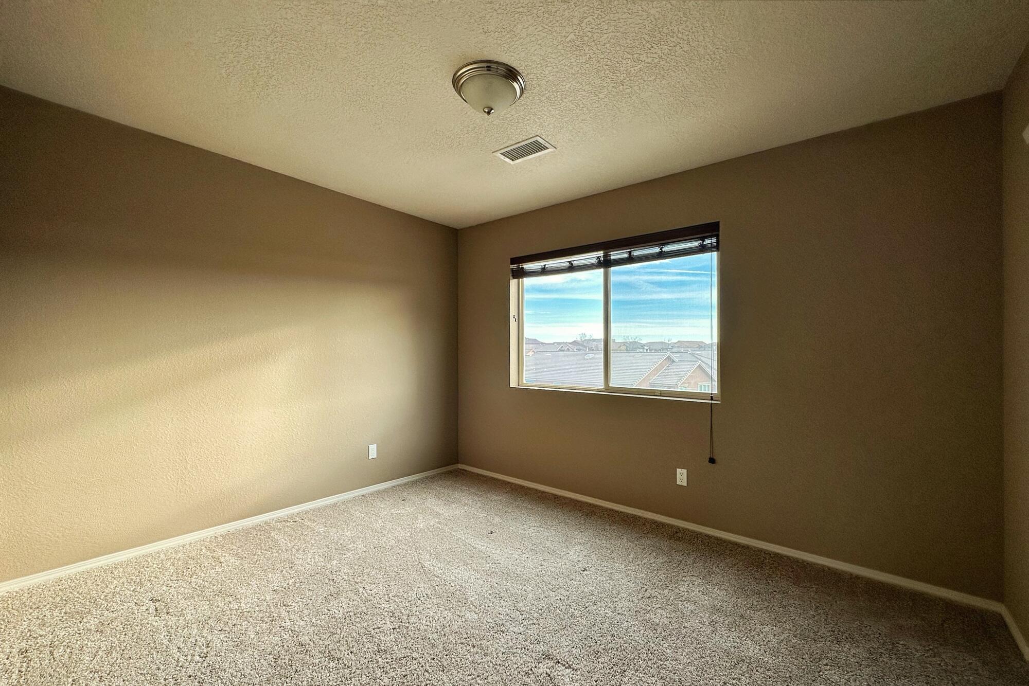 4005 N Pole Loop NE